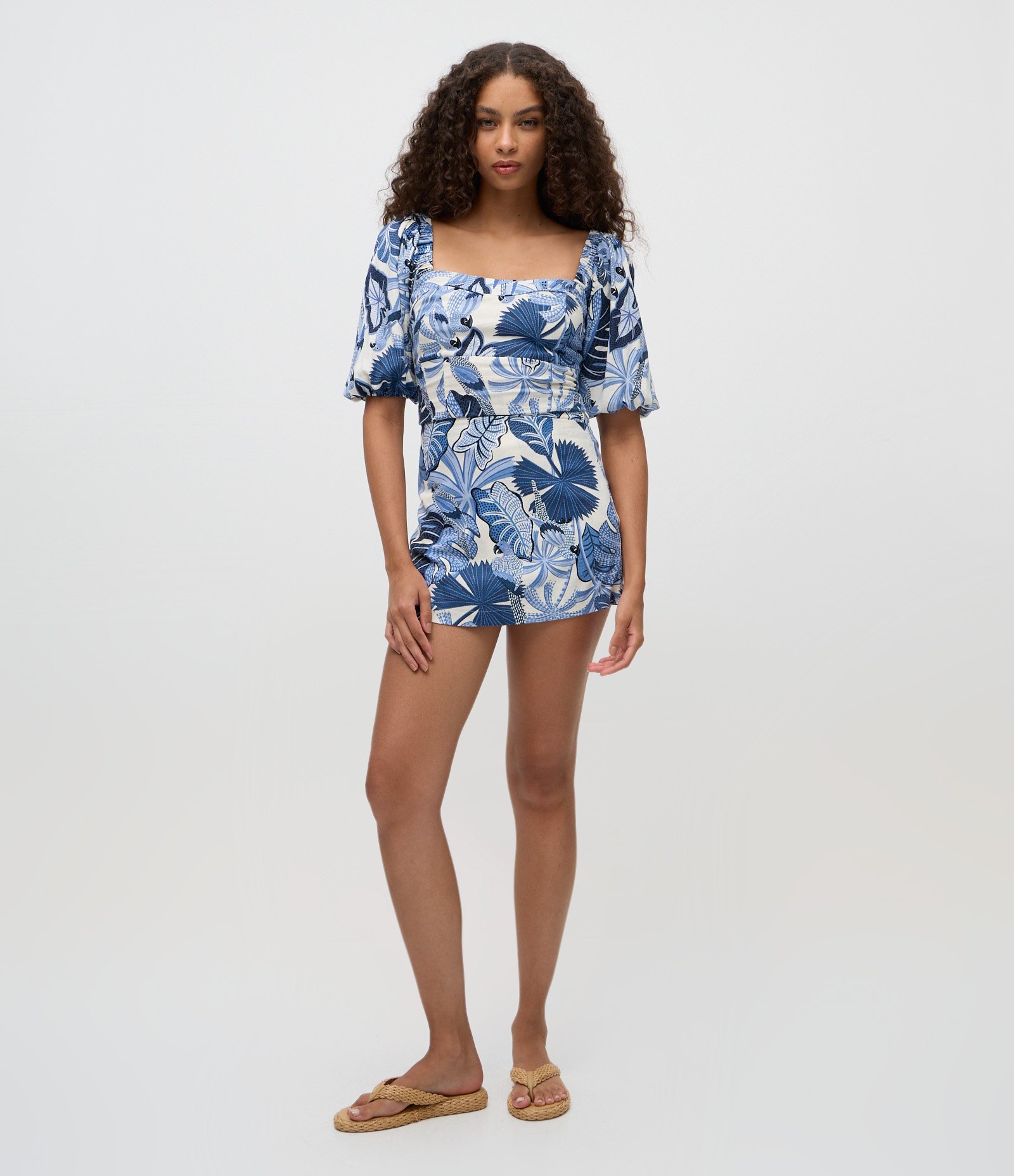 Blusa em Viscolinho com Estampa de Araras e Folhagens Azul 2