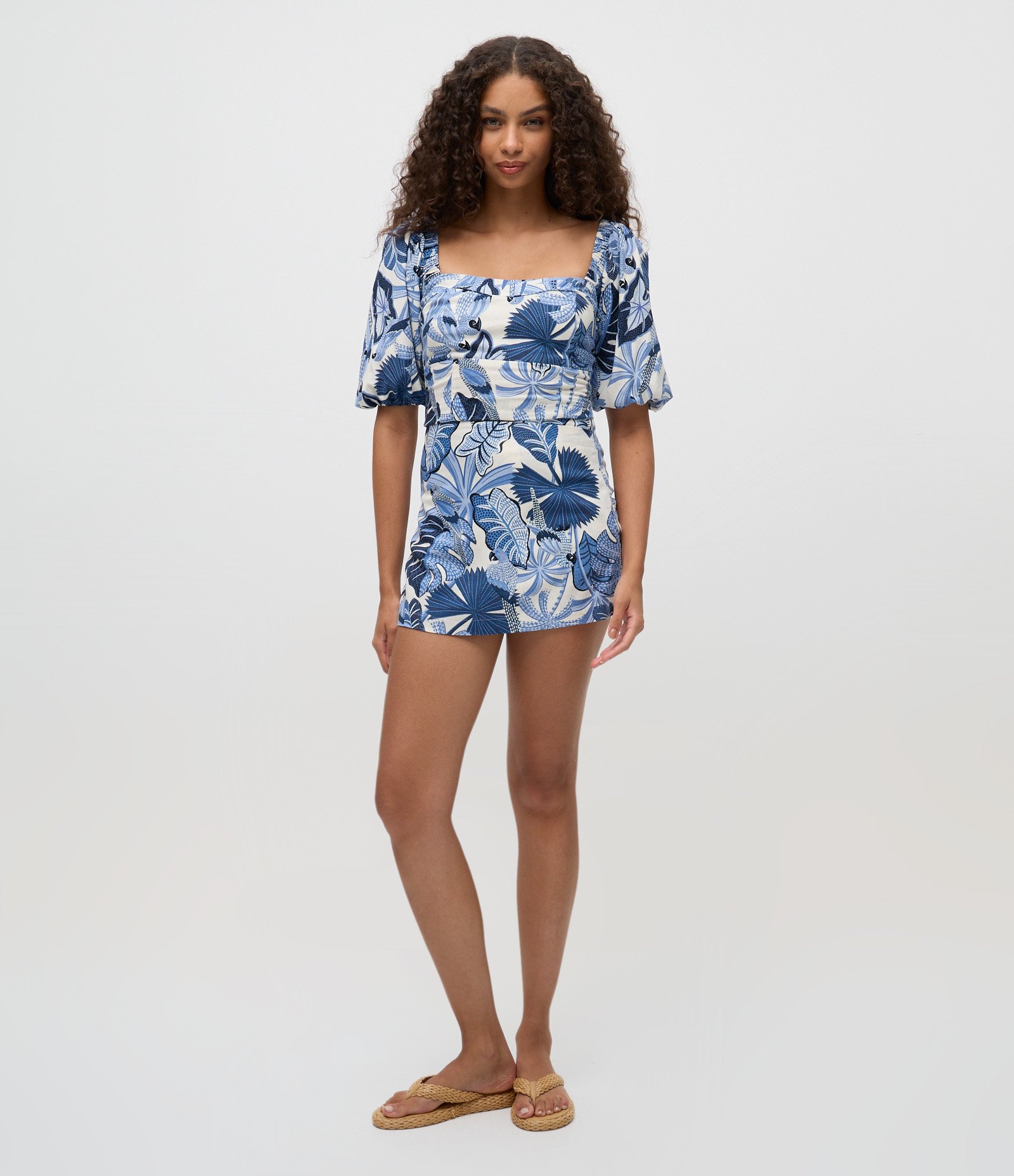 Short em Viscolinho com Estampa de Araras e Folhagens Azul 1