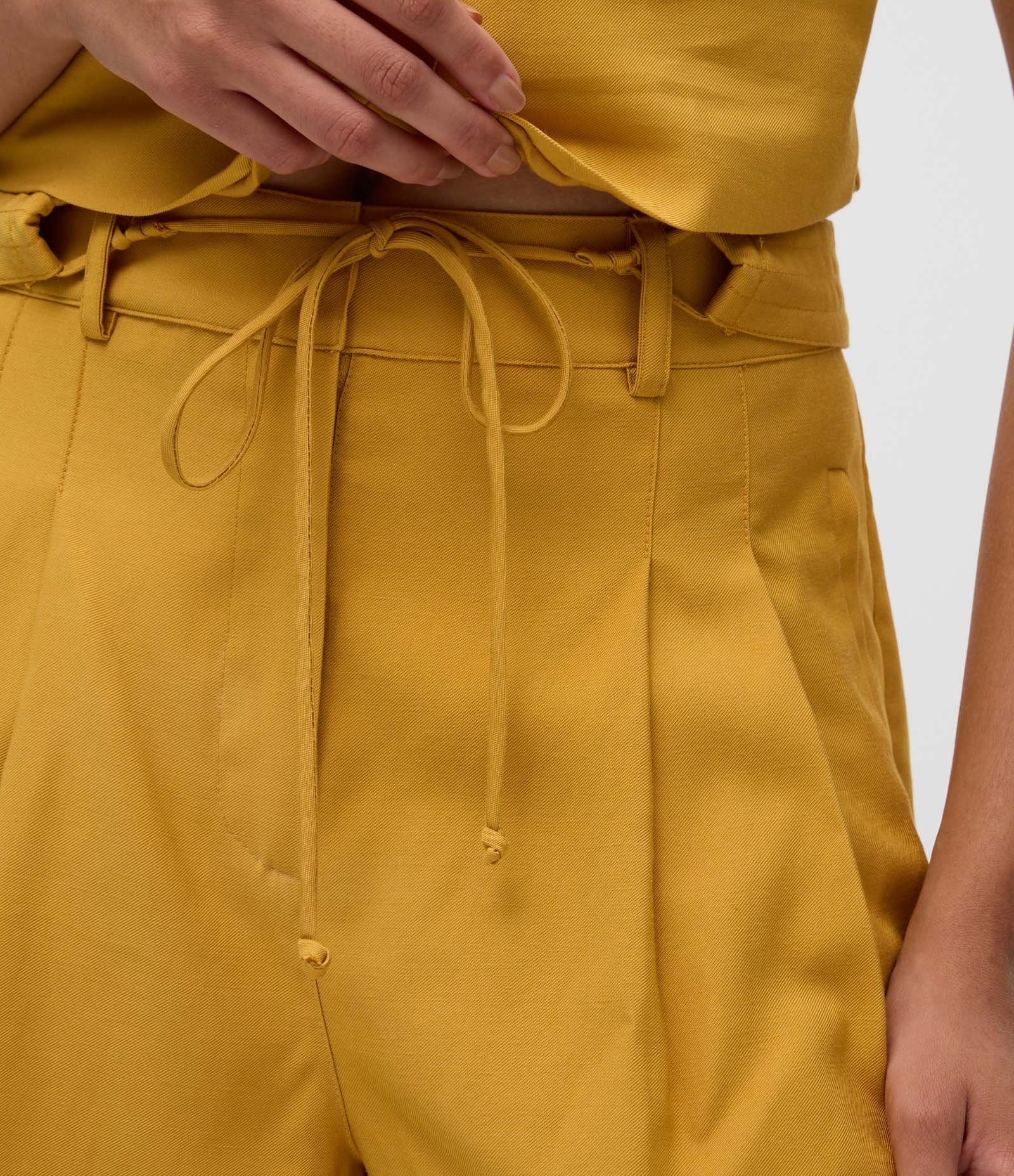 Short Cintura Alta em Twill com Amarração Amarelo 3