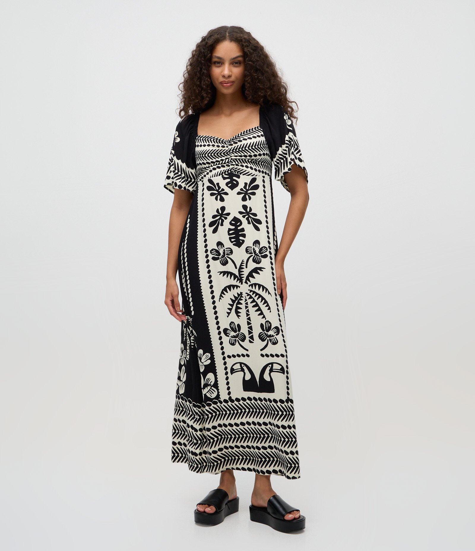 Vestido Midi Estampado em Viscose com Decote Coração Branco / Preto 1