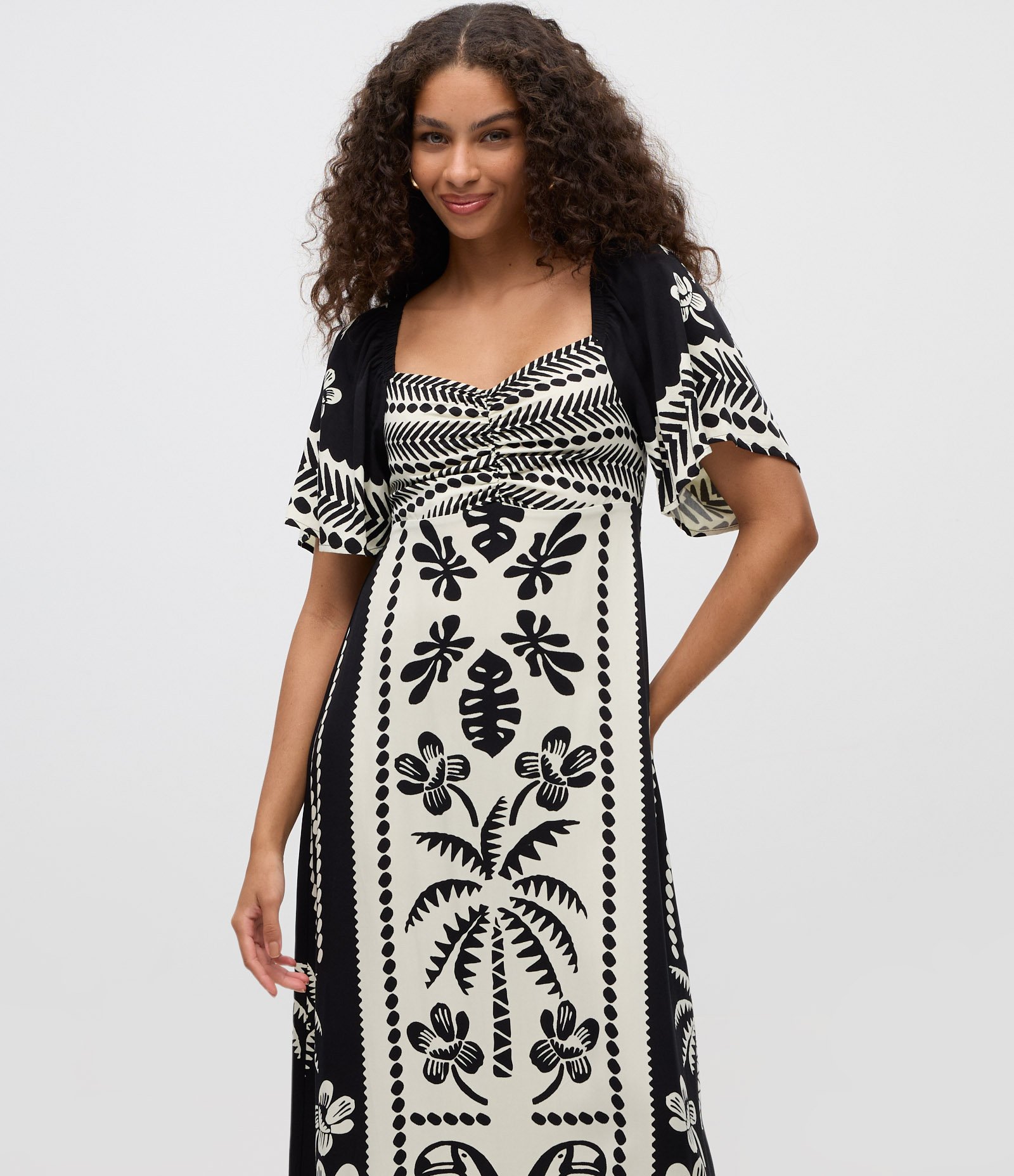 Vestido Midi Estampado em Viscose com Decote Coração Branco / Preto 2