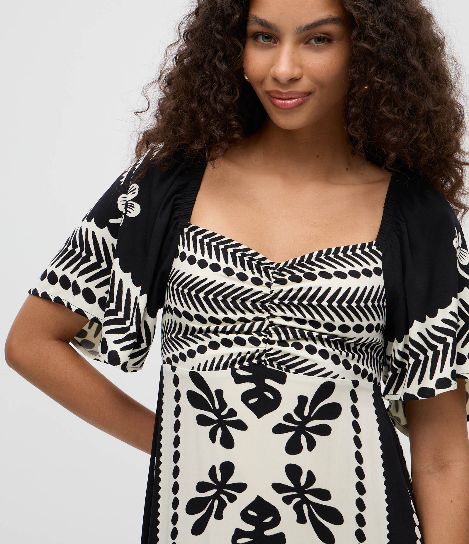 Vestido Midi Estampado em Viscose com Decote Coração Branco / Preto 3