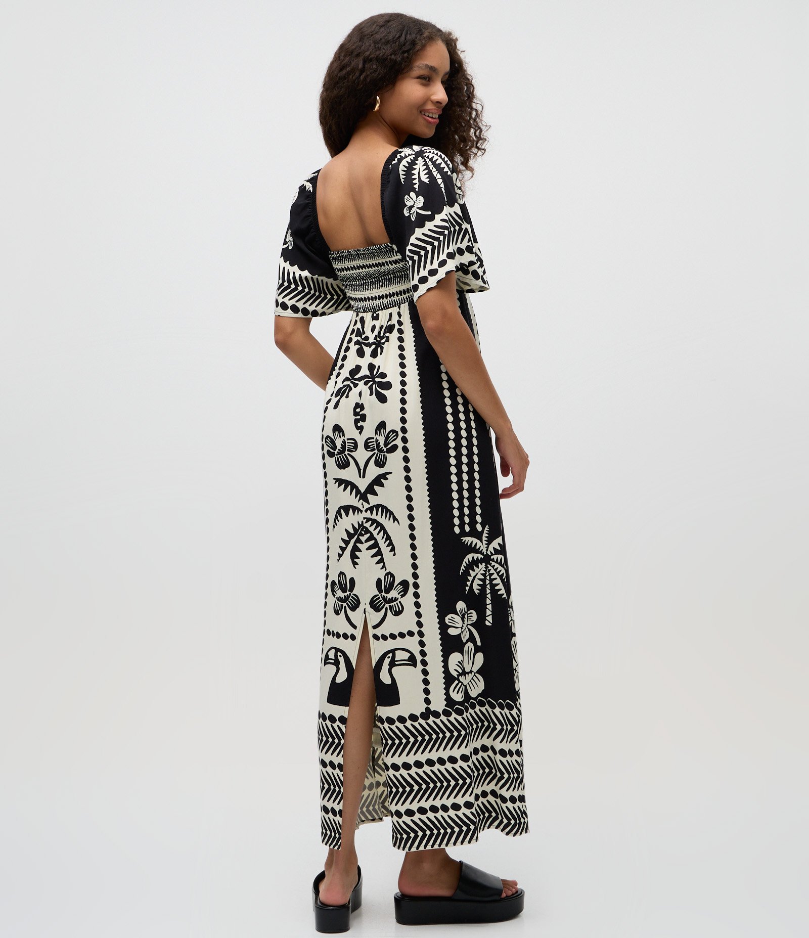 Vestido Midi Estampado em Viscose com Decote Coração Branco / Preto 4