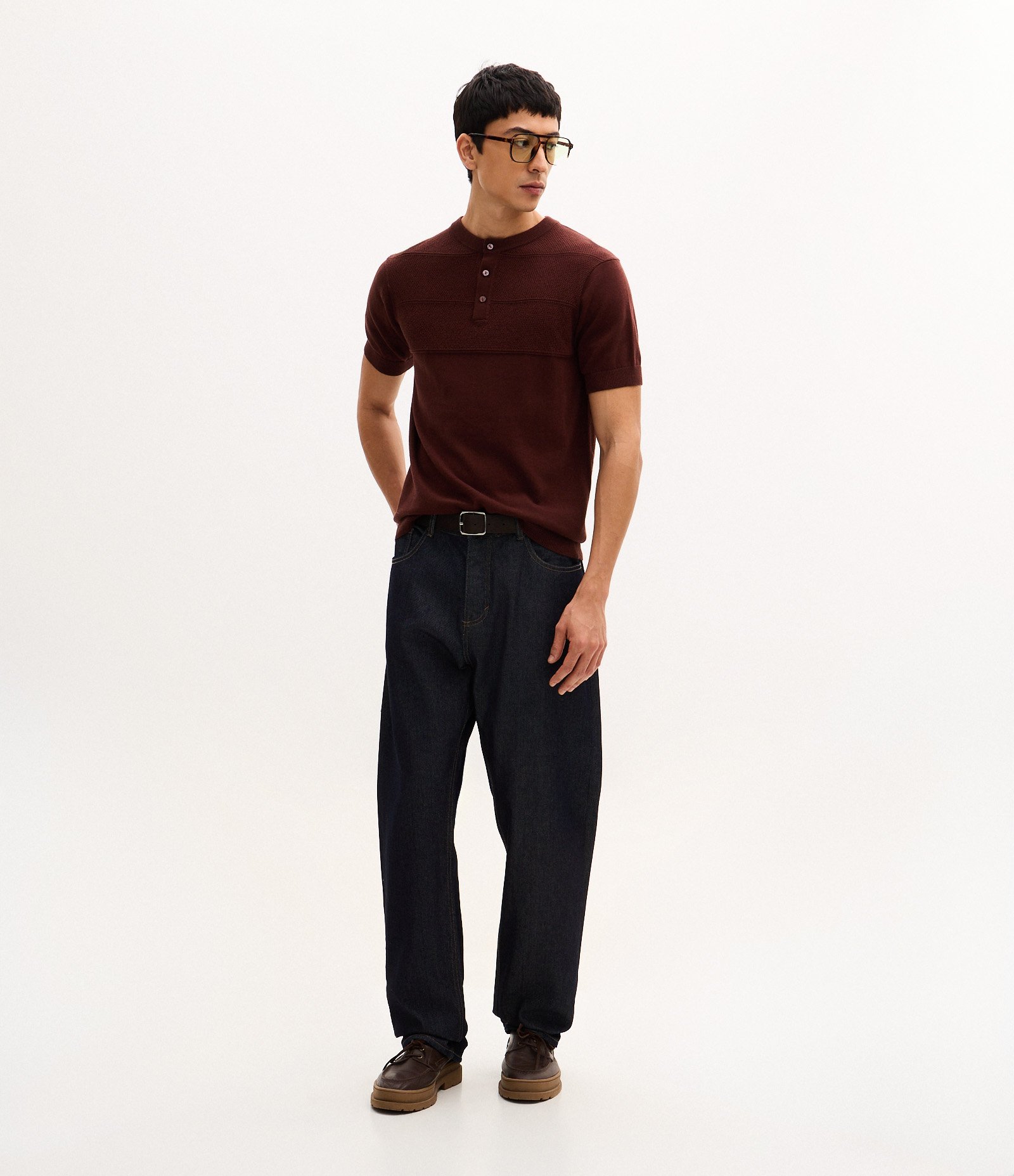 Camiseta Manga Curta Efeito Tricô Texturizado Gola Padre Marrom 2