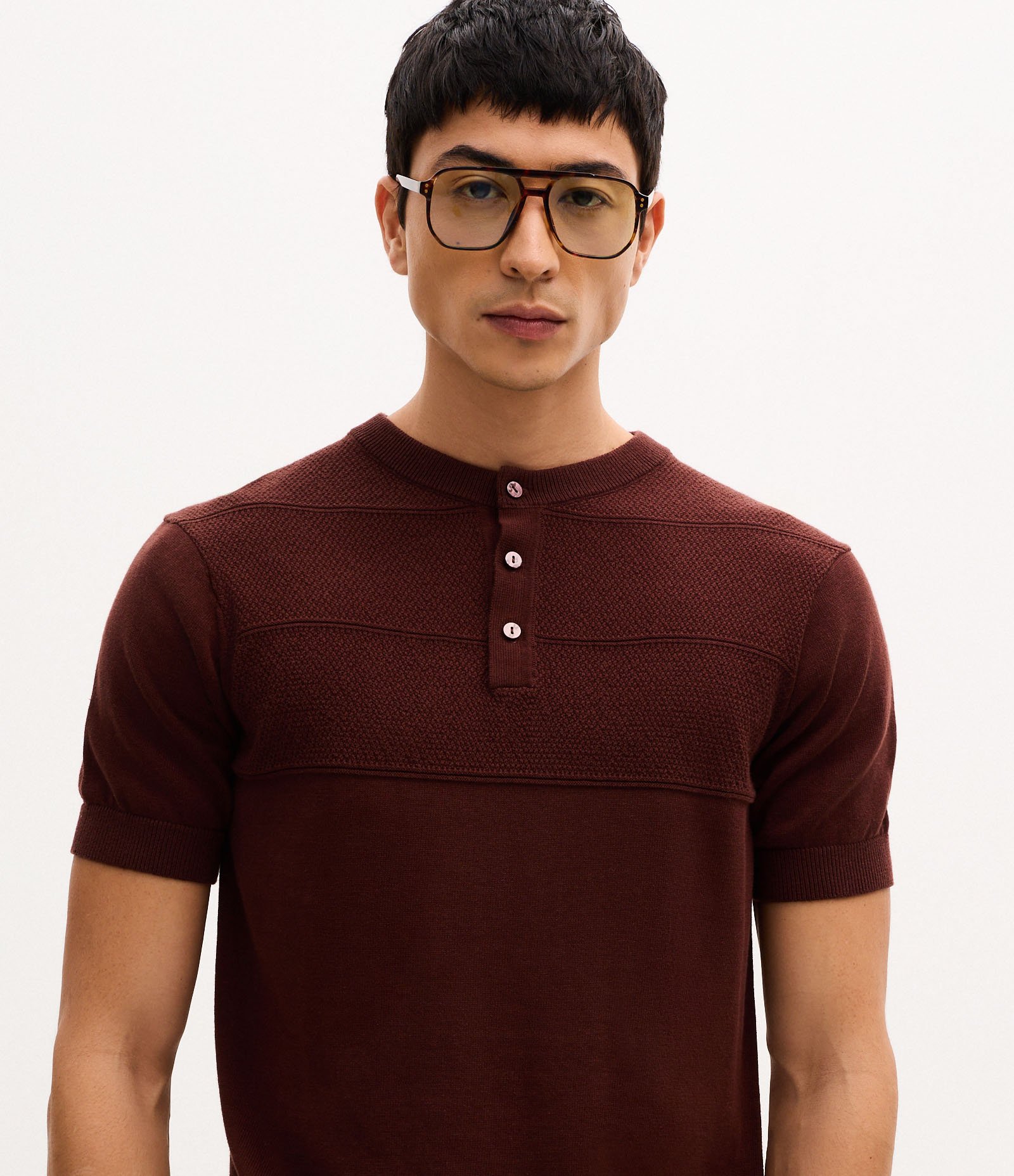 Camiseta Manga Curta Efeito Tricô Texturizado Gola Padre Marrom 4