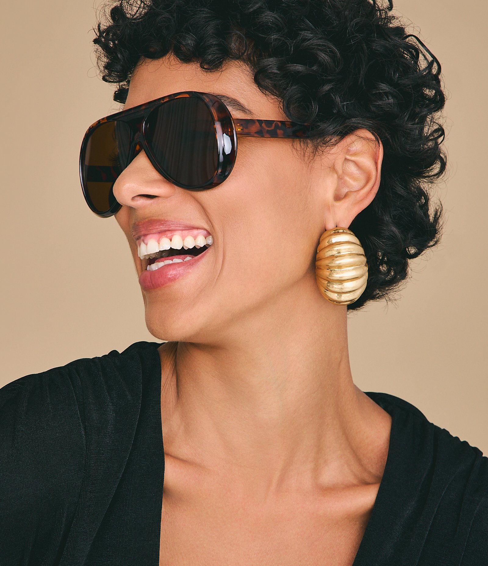 Brinco Médio em Metal com Formato Casulo Dourado 1