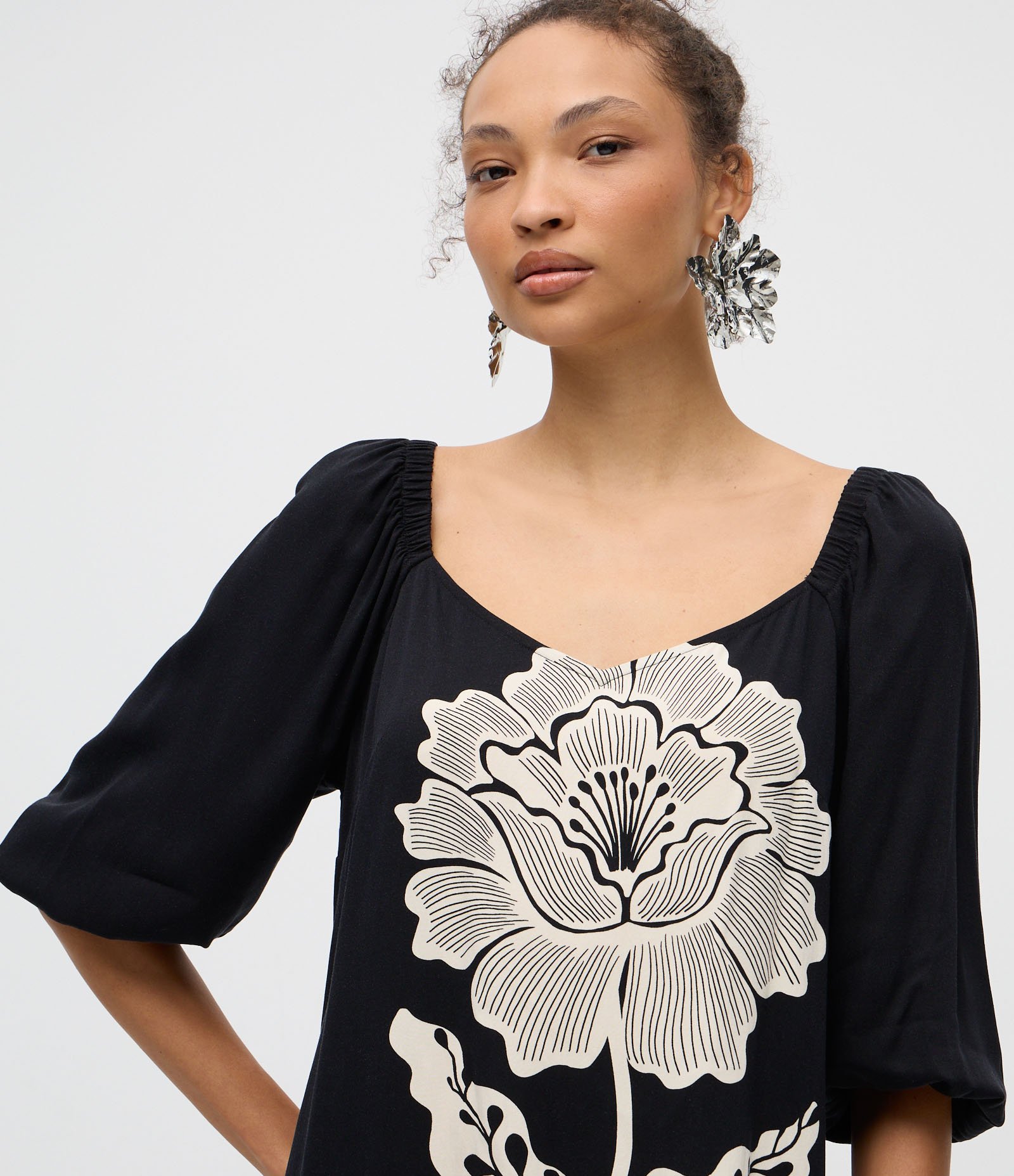 Vestido Curto em Viscose com Estampa de Flor Preto 3