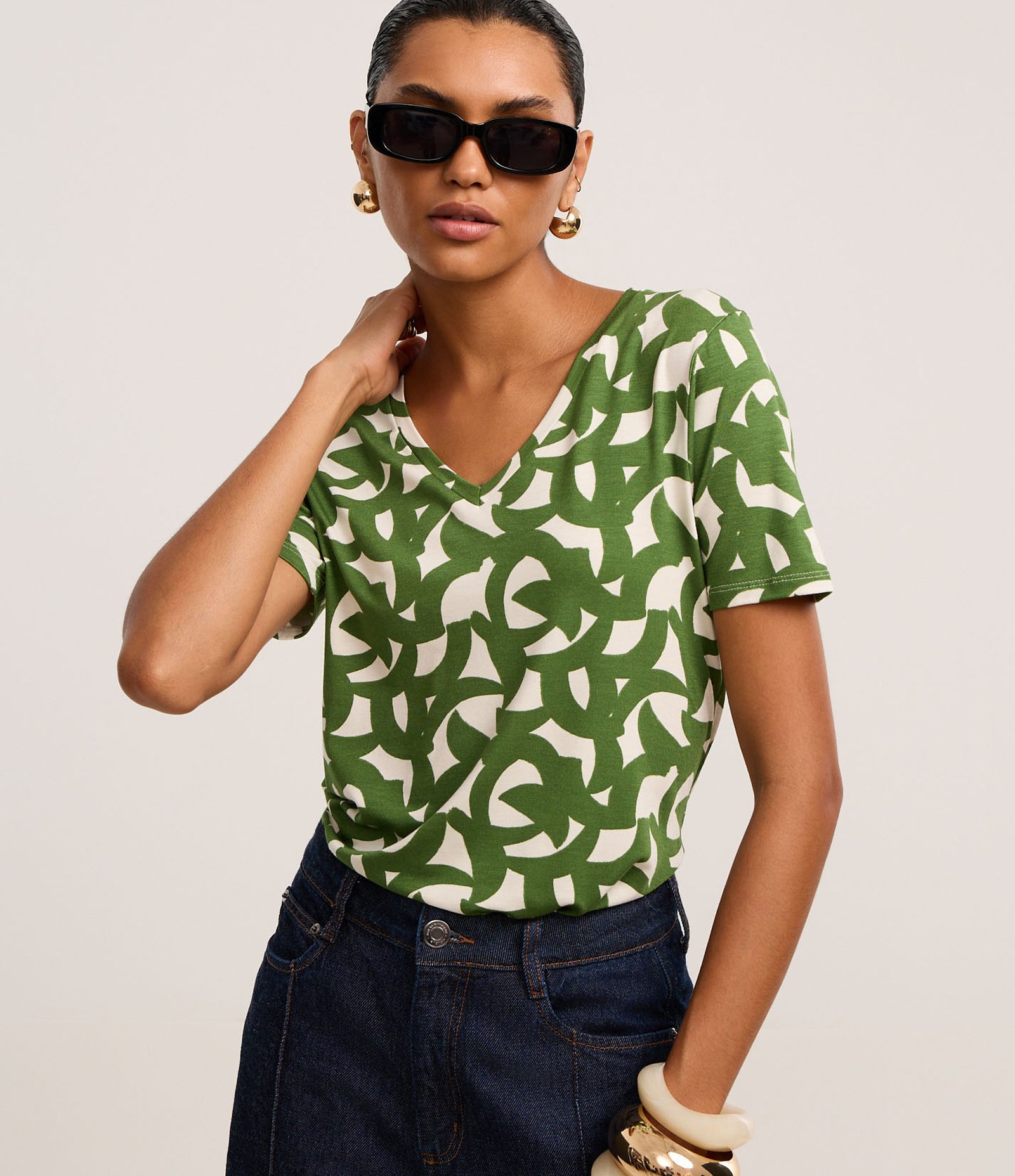 Blusa em Viscolycra com Decote V e Estampa Abstrata Verde/Off White 1