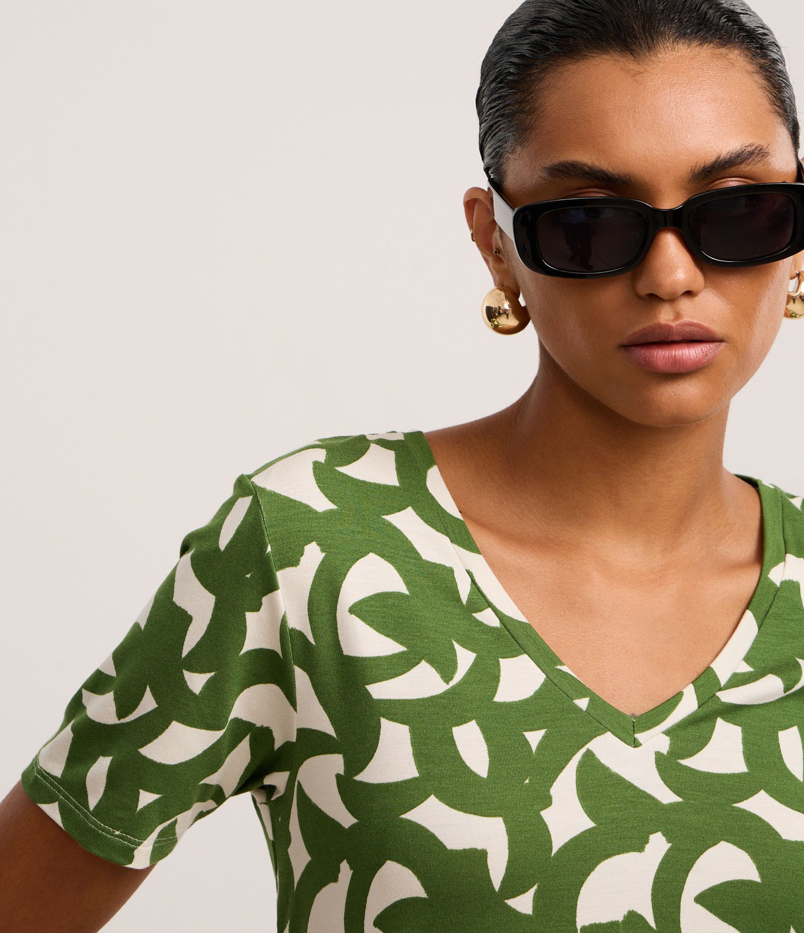 Blusa em Viscolycra com Decote V e Estampa Abstrata Verde/Off White 3