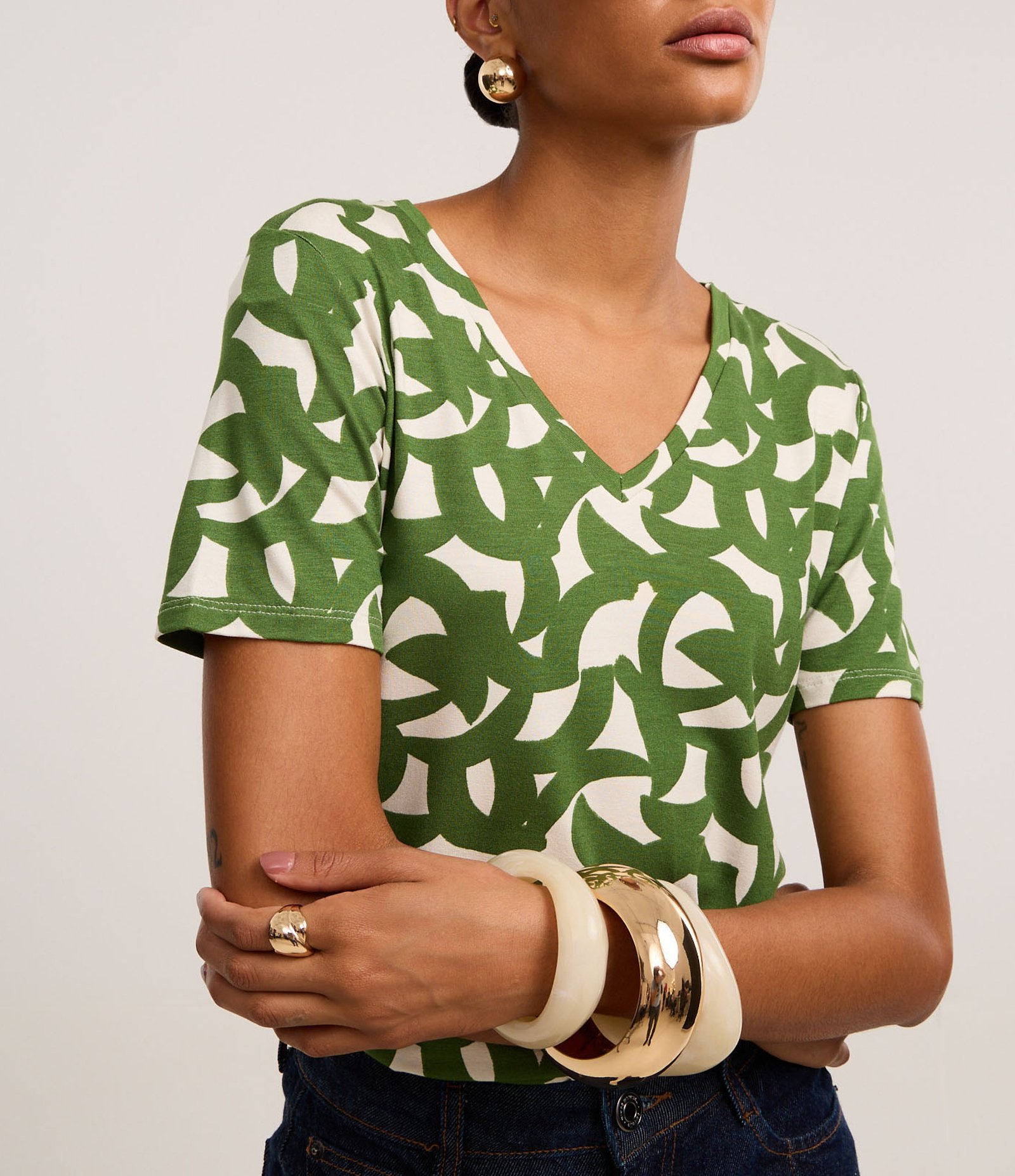 Blusa em Viscolycra com Decote V e Estampa Abstrata Verde/Off White 4
