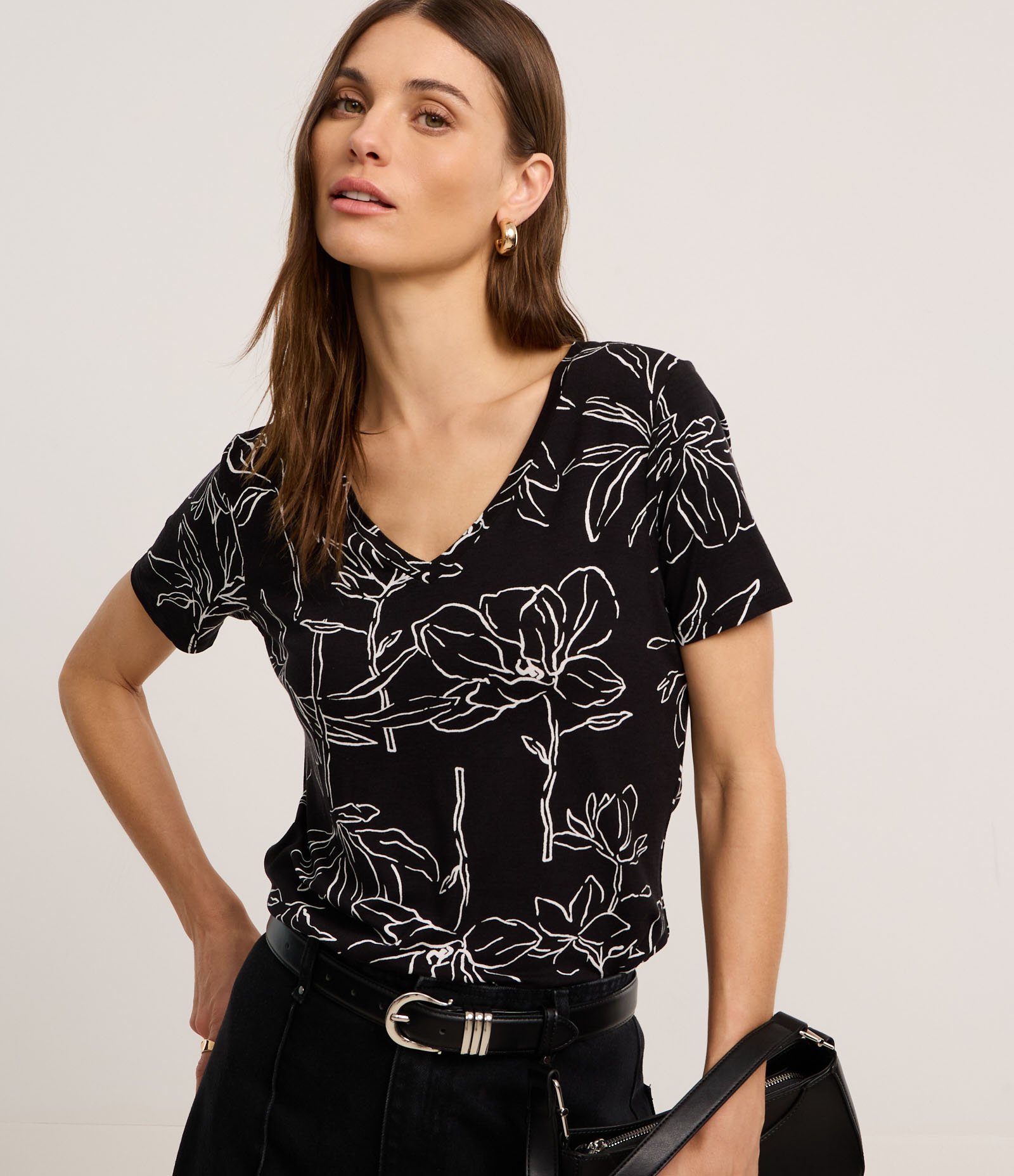 Blusa em Viscolycra com Gola V e Estampa Floral Preto 1