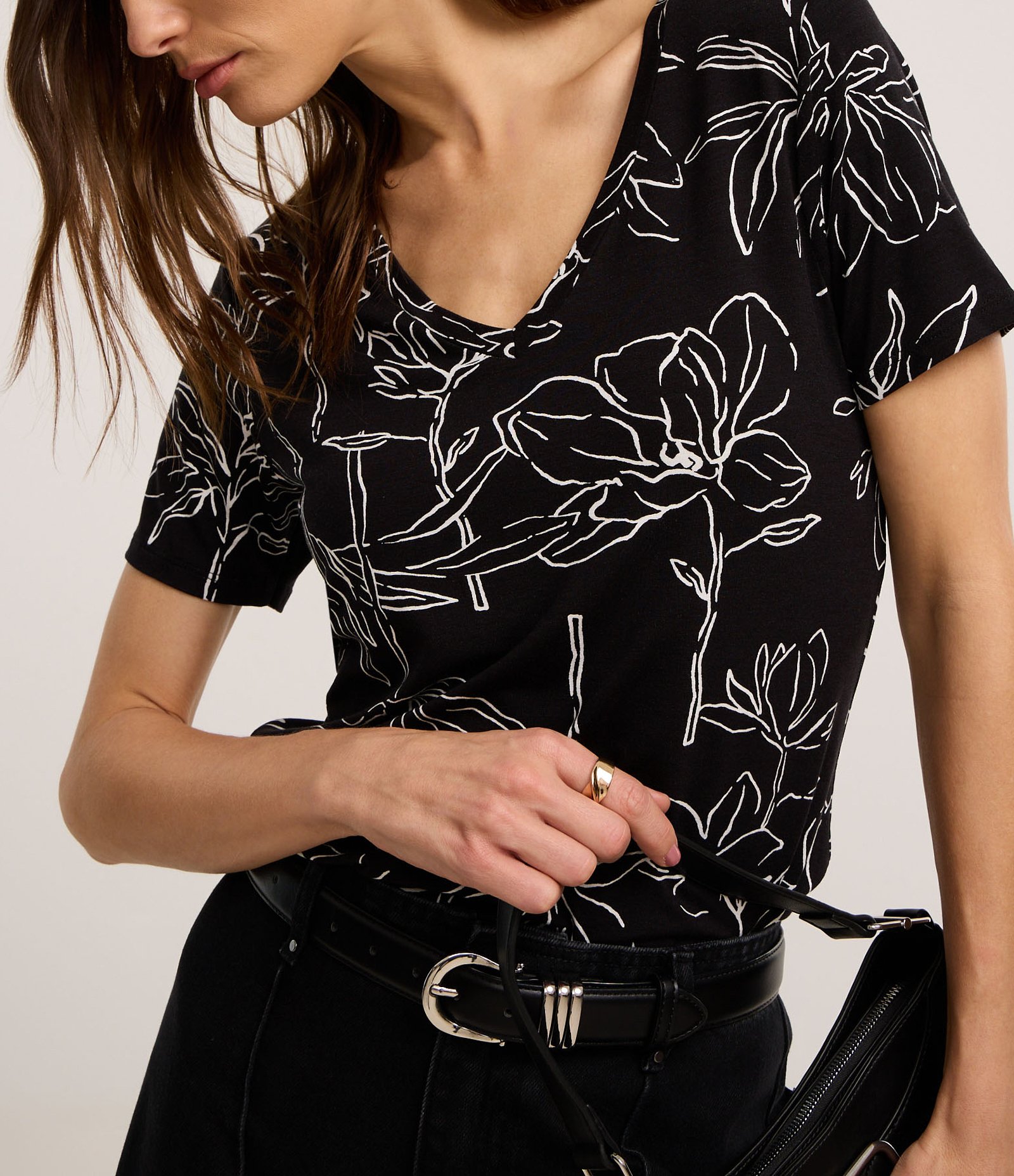 Blusa em Viscolycra com Gola V e Estampa Floral Preto 3