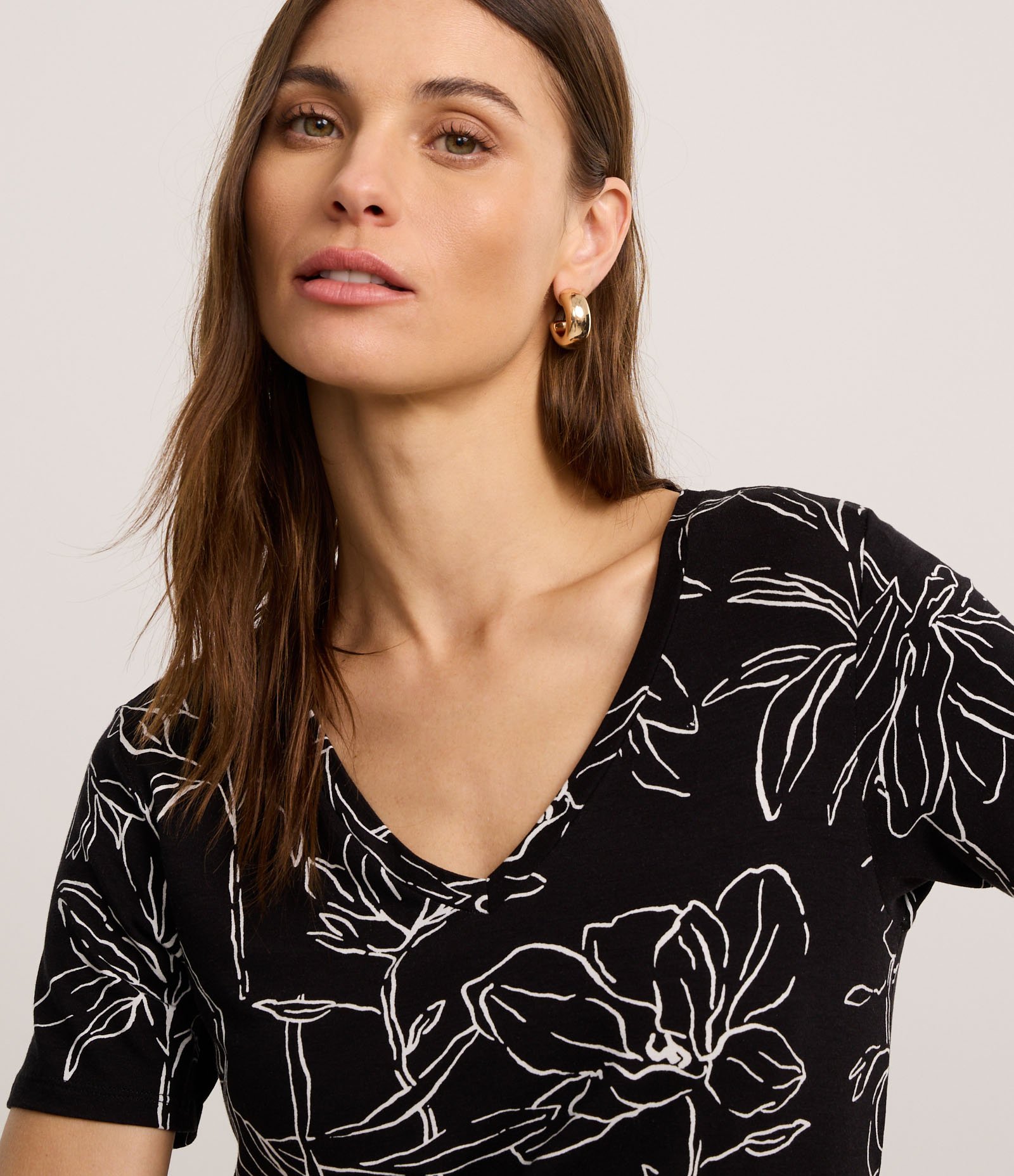 Blusa em Viscolycra com Gola V e Estampa Floral Preto 4