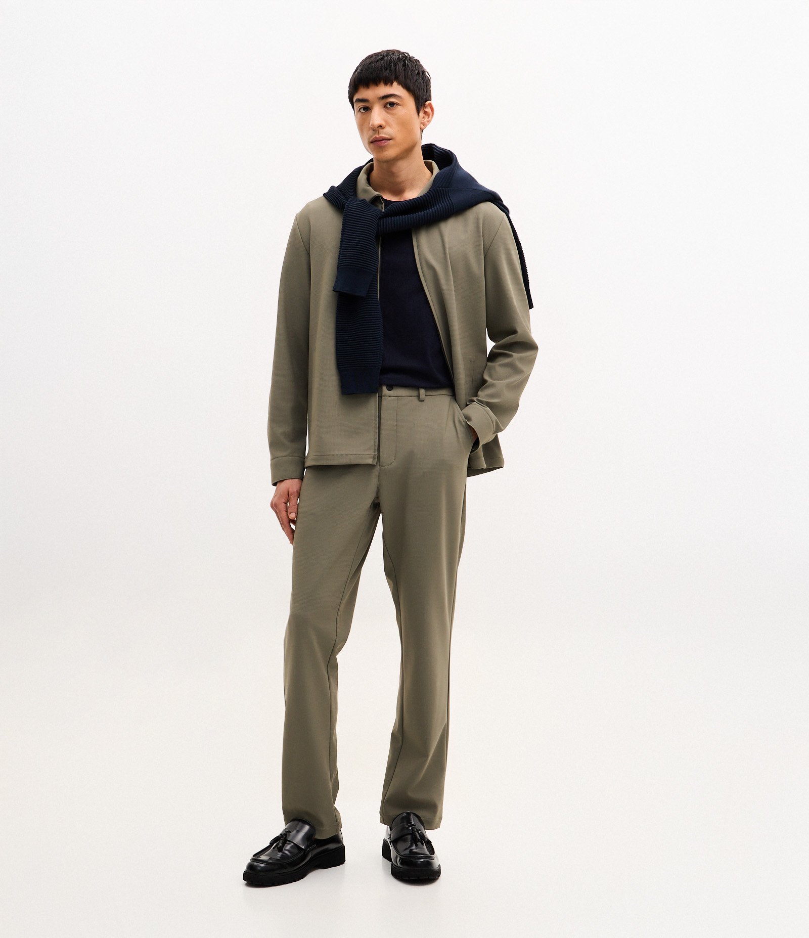 Calça em Tecido Tecnológico e Texturizada Verde 1