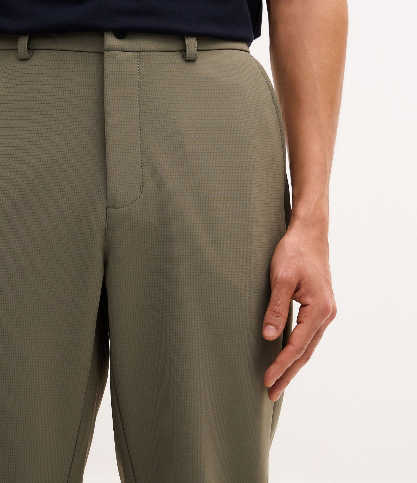 Calça em Tecido Tecnológico e Texturizada Verde 3