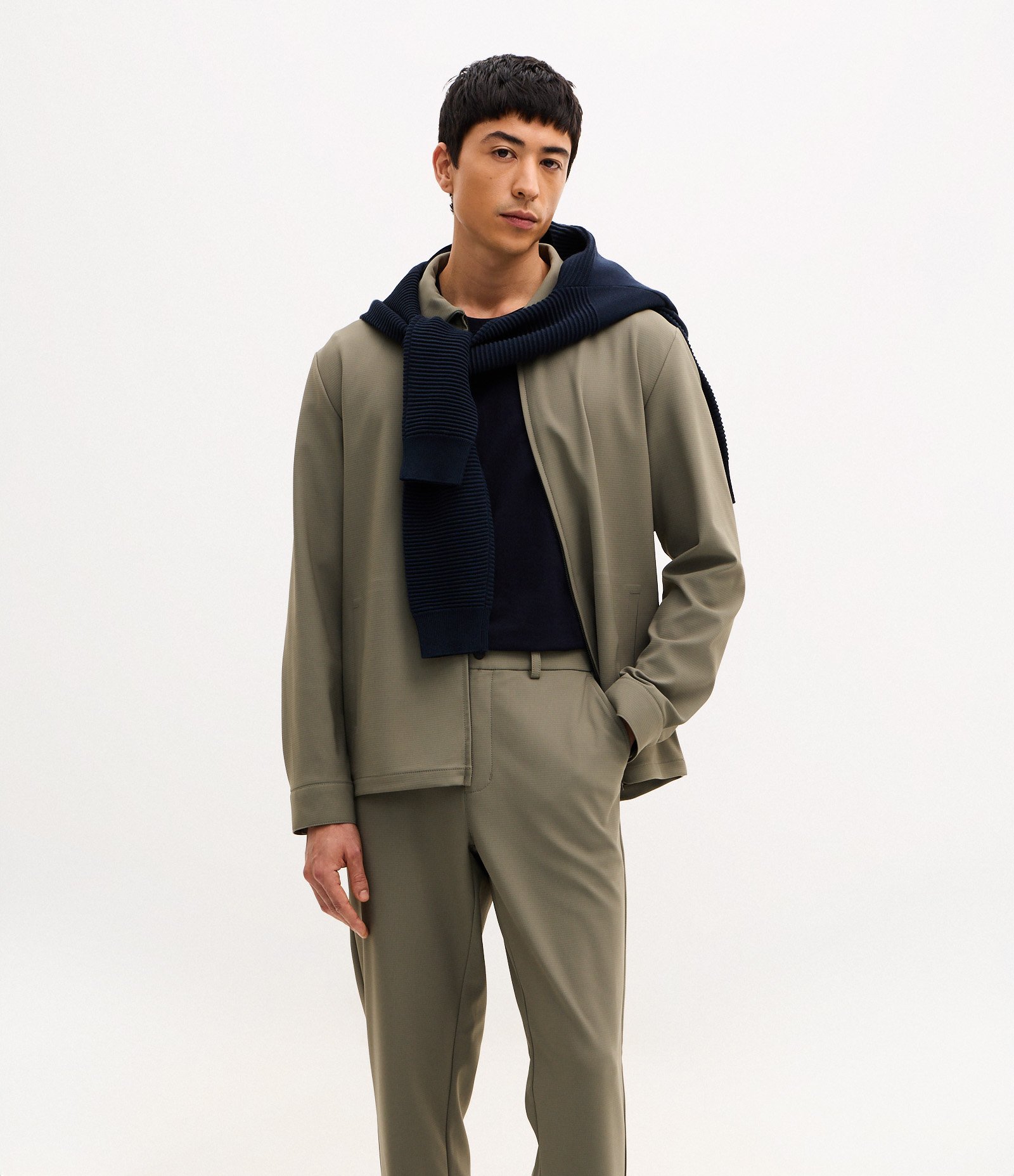 Calça em Tecido Tecnológico e Texturizada Verde 4