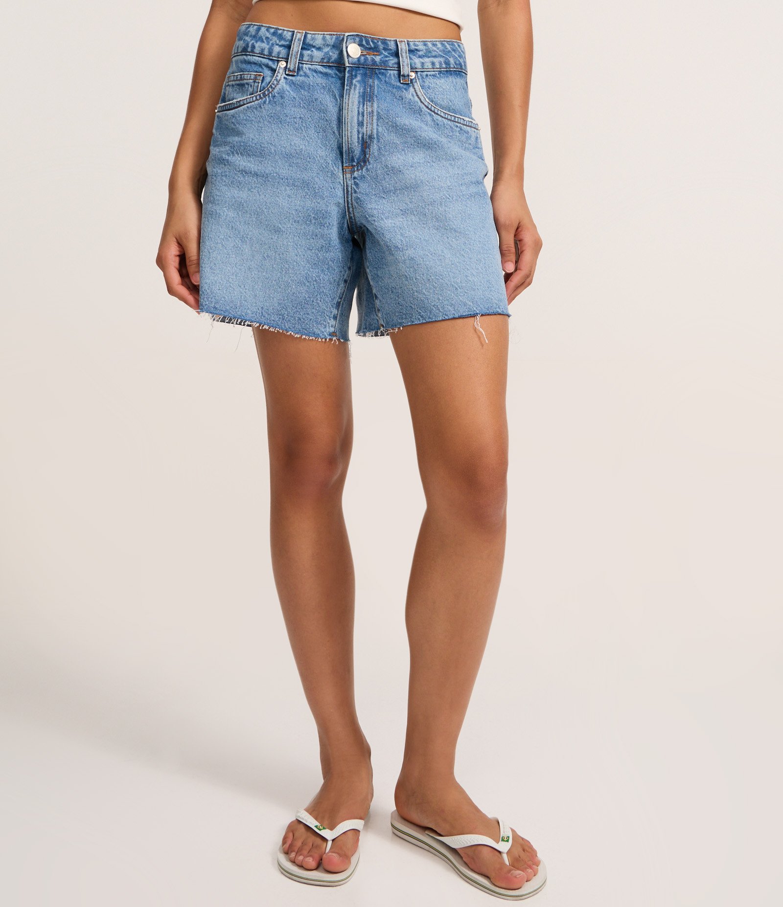 Bermuda Cintura Média em Jeans com Barra Cortada Médio 3