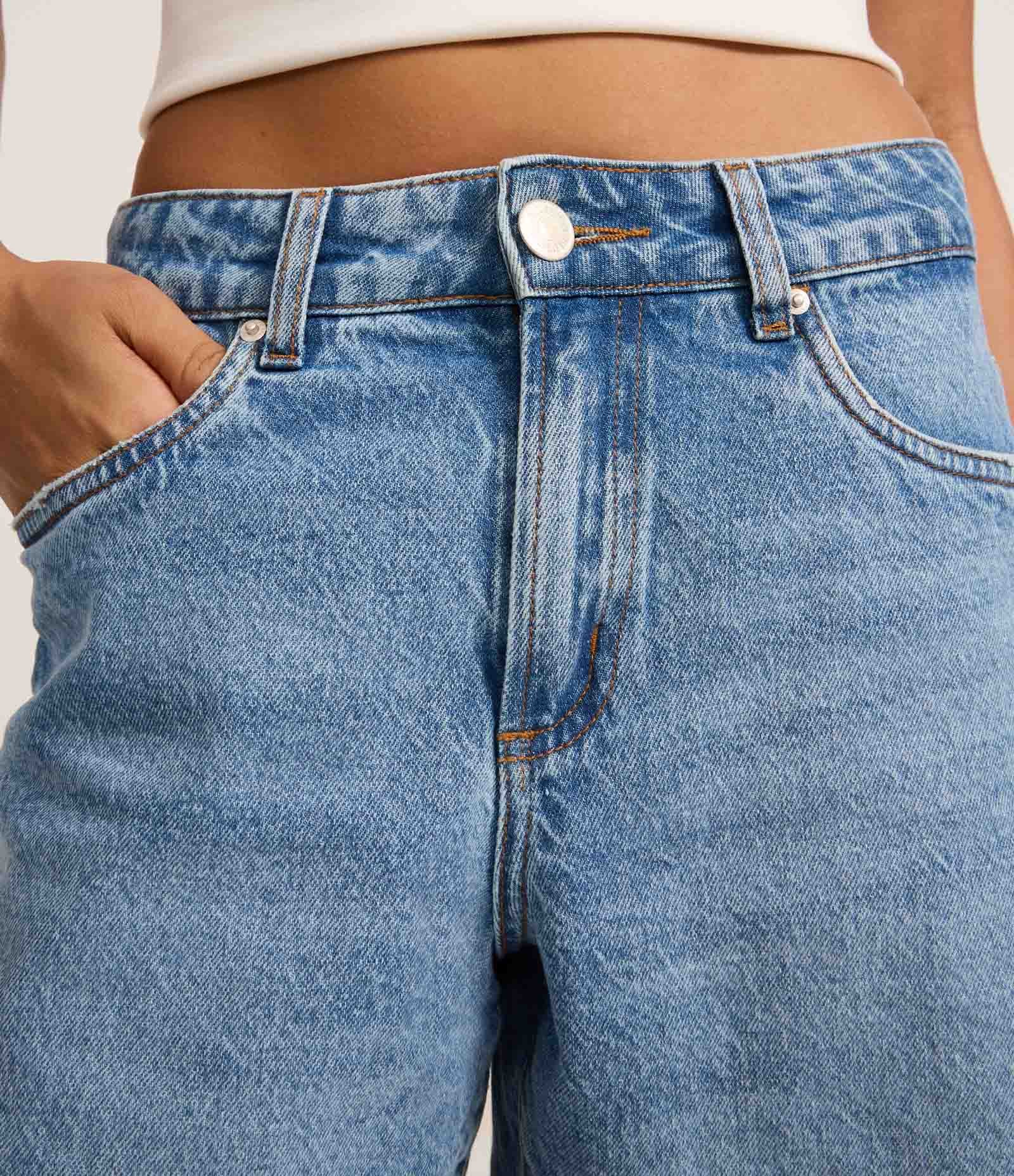 Bermuda Cintura Média em Jeans com Barra Cortada Médio 4