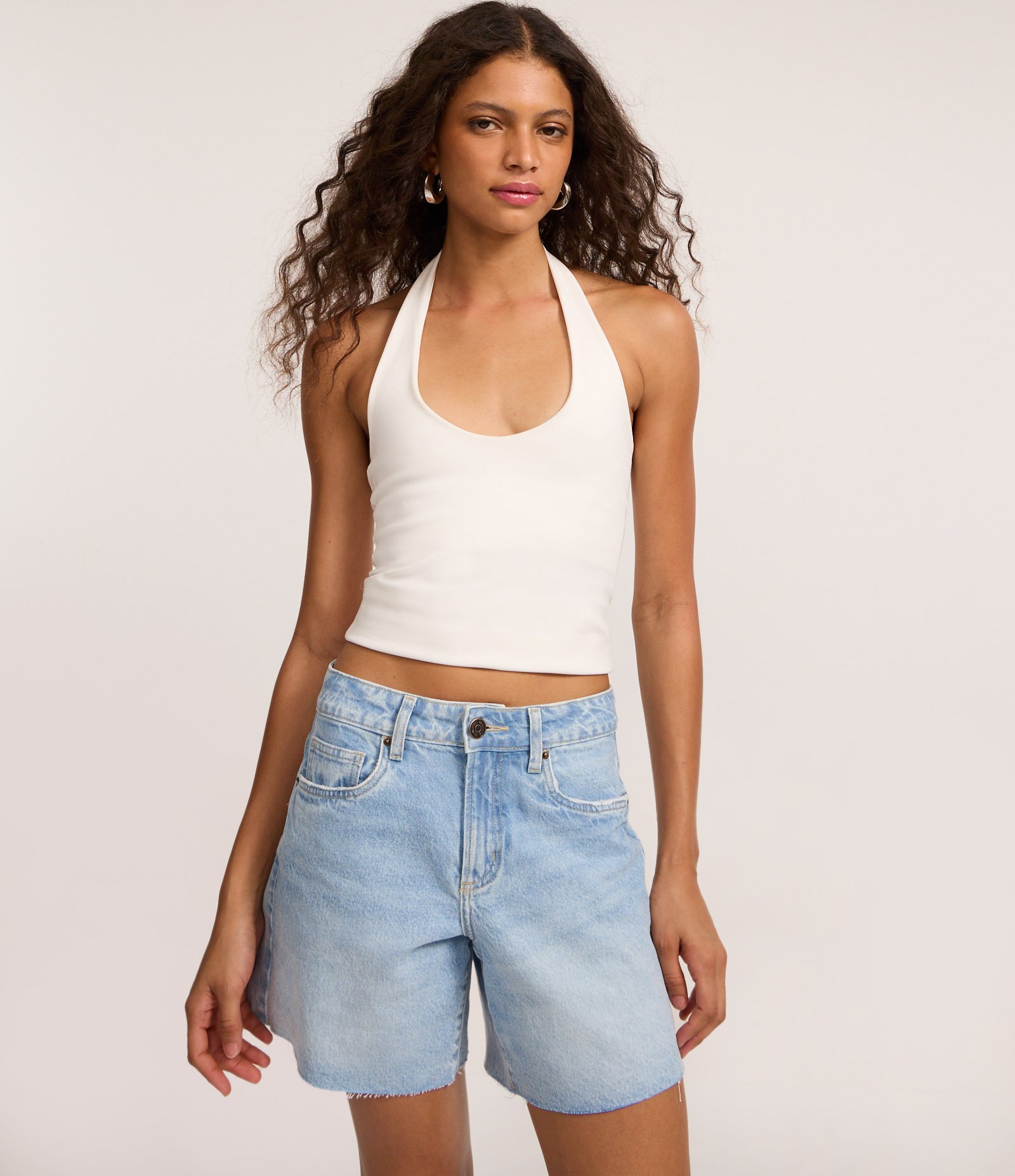 Bermuda Cintura Média em Jeans com Barra Cortada Claro 2