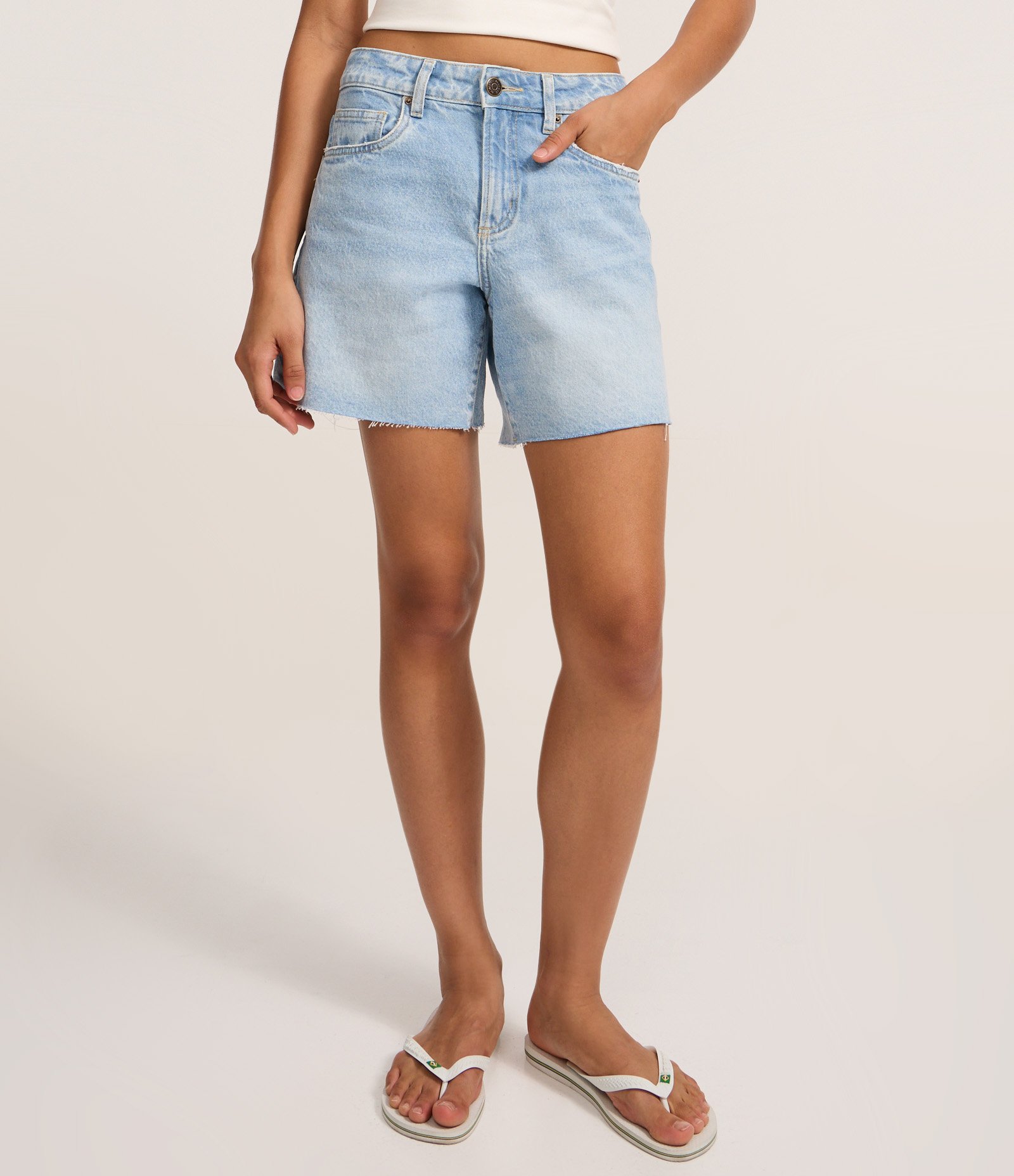 Bermuda Cintura Média em Jeans com Barra Cortada Claro 3