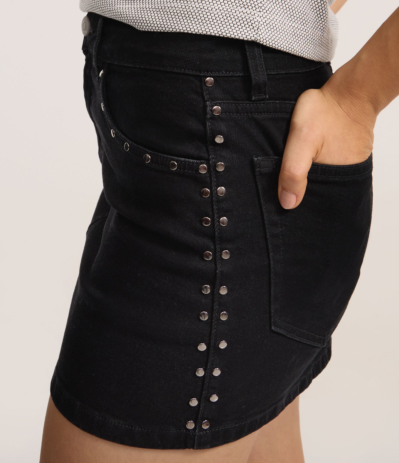 Minissaia em Jeans com Tachas nos Bolsos Preto 4