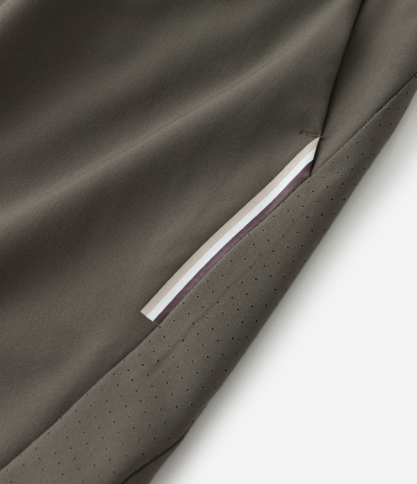 Bermuda Esportiva com Laser Cut e Print Lateral Verde Escuro 7