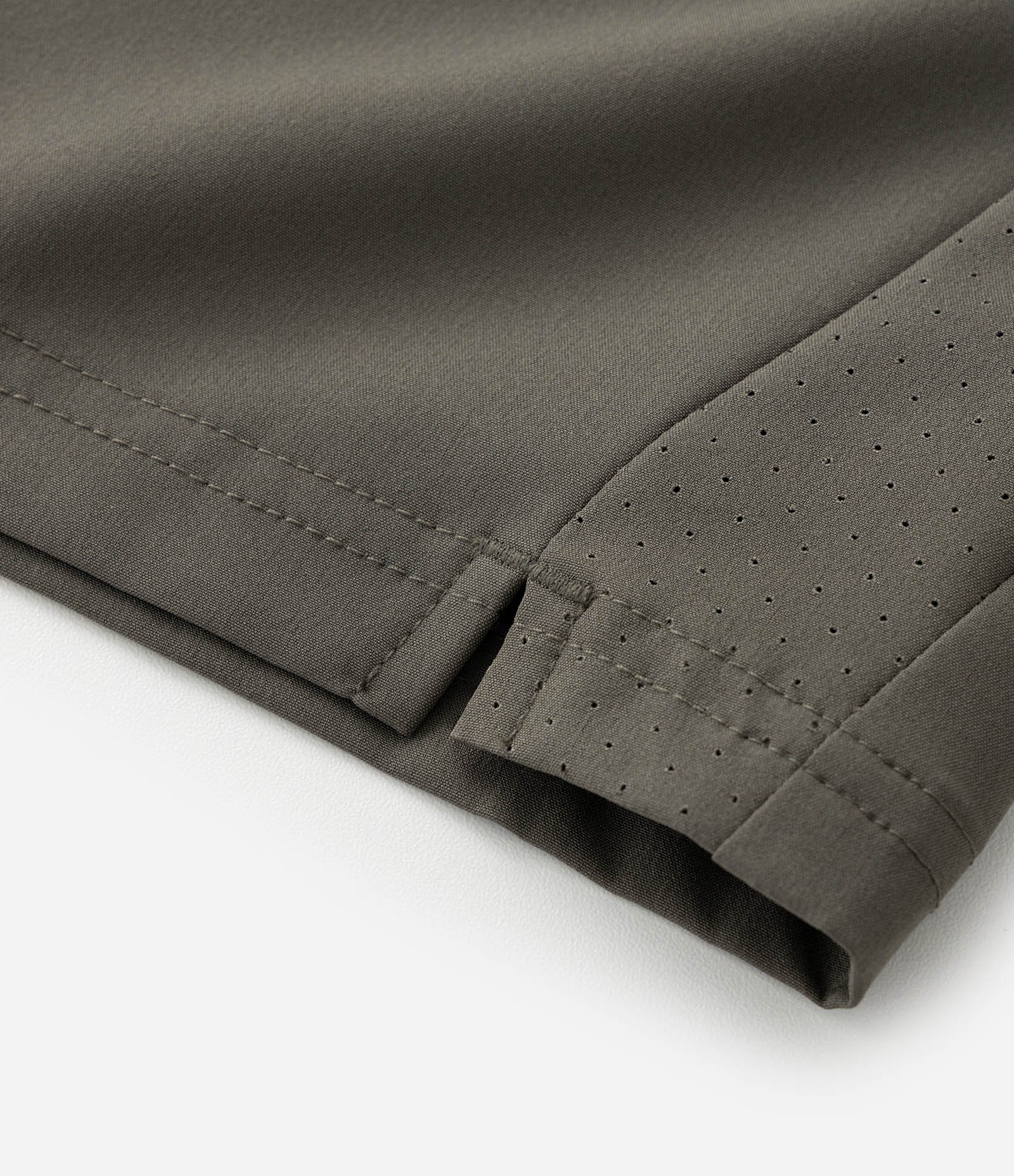 Bermuda Esportiva com Laser Cut e Print Lateral Verde Escuro 10