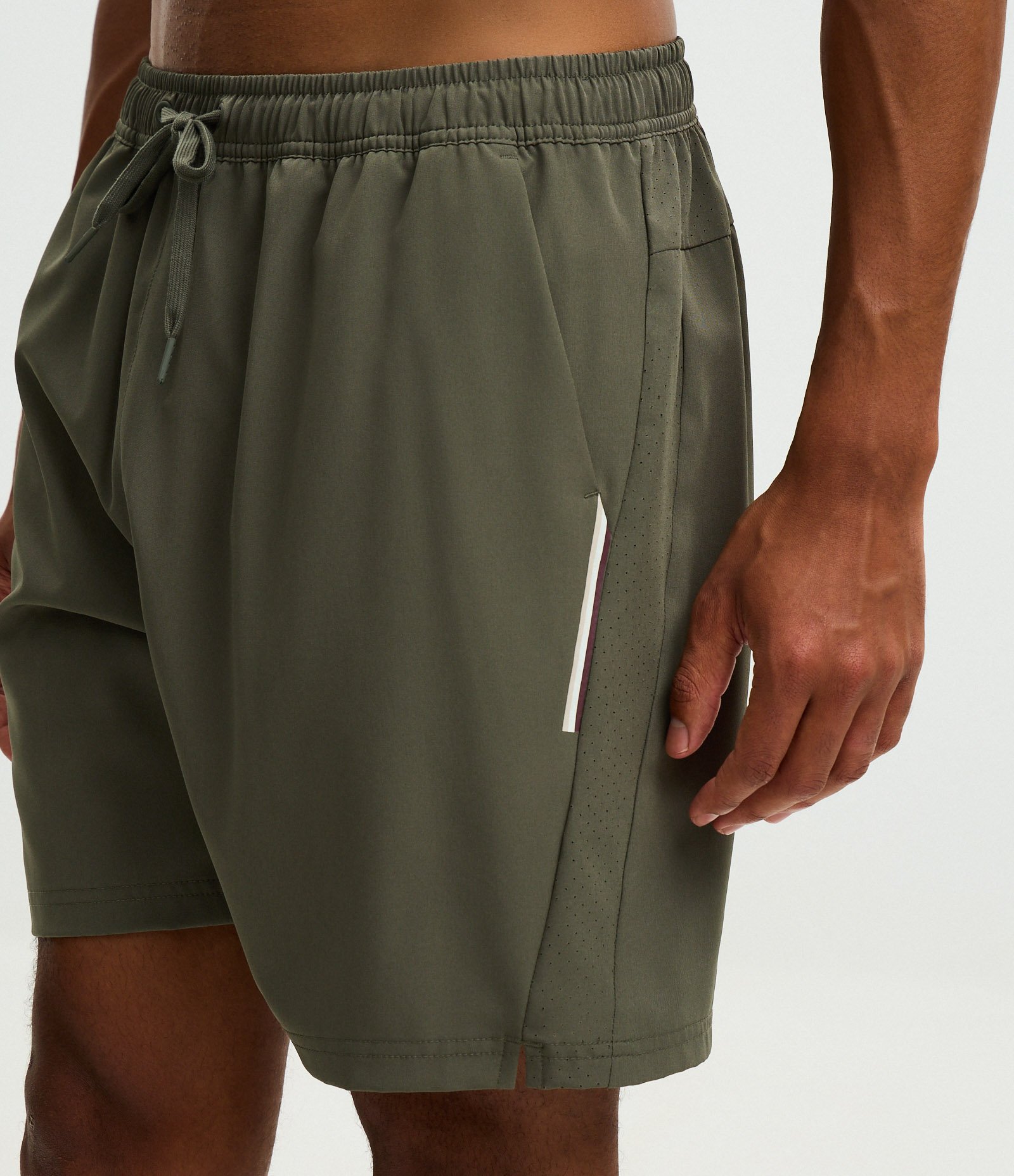 Bermuda Esportiva com Laser Cut e Print Lateral Verde Escuro 3