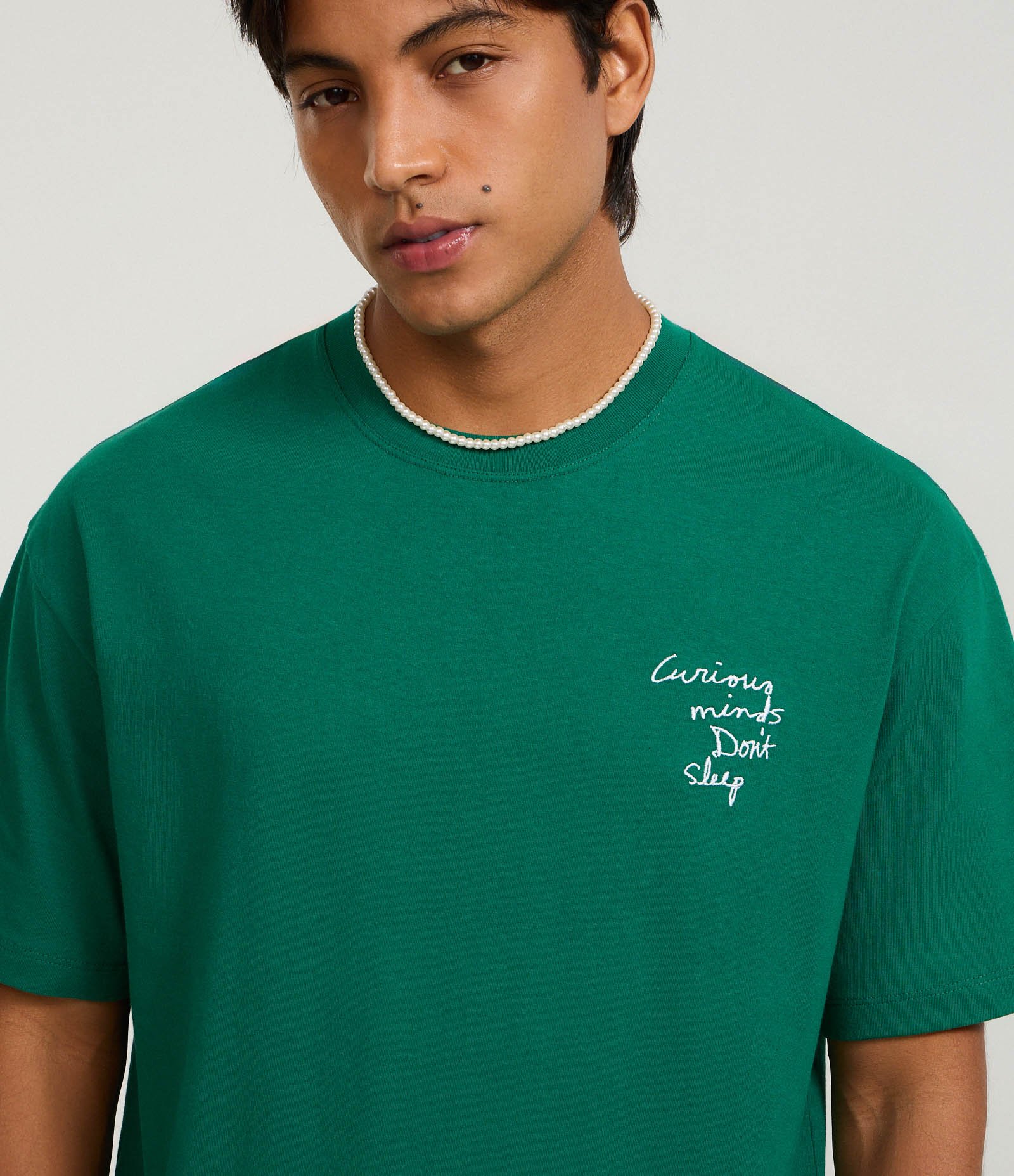 Camiseta Relaxed em Malhão com Estampa Frente e Costas Curious Minds Verde 4