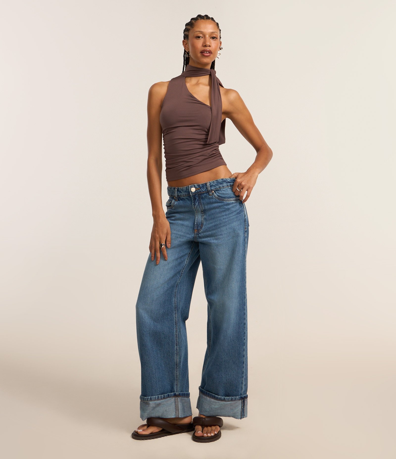 Blusa Ombro Só com Amarração na Gola Marrom 2