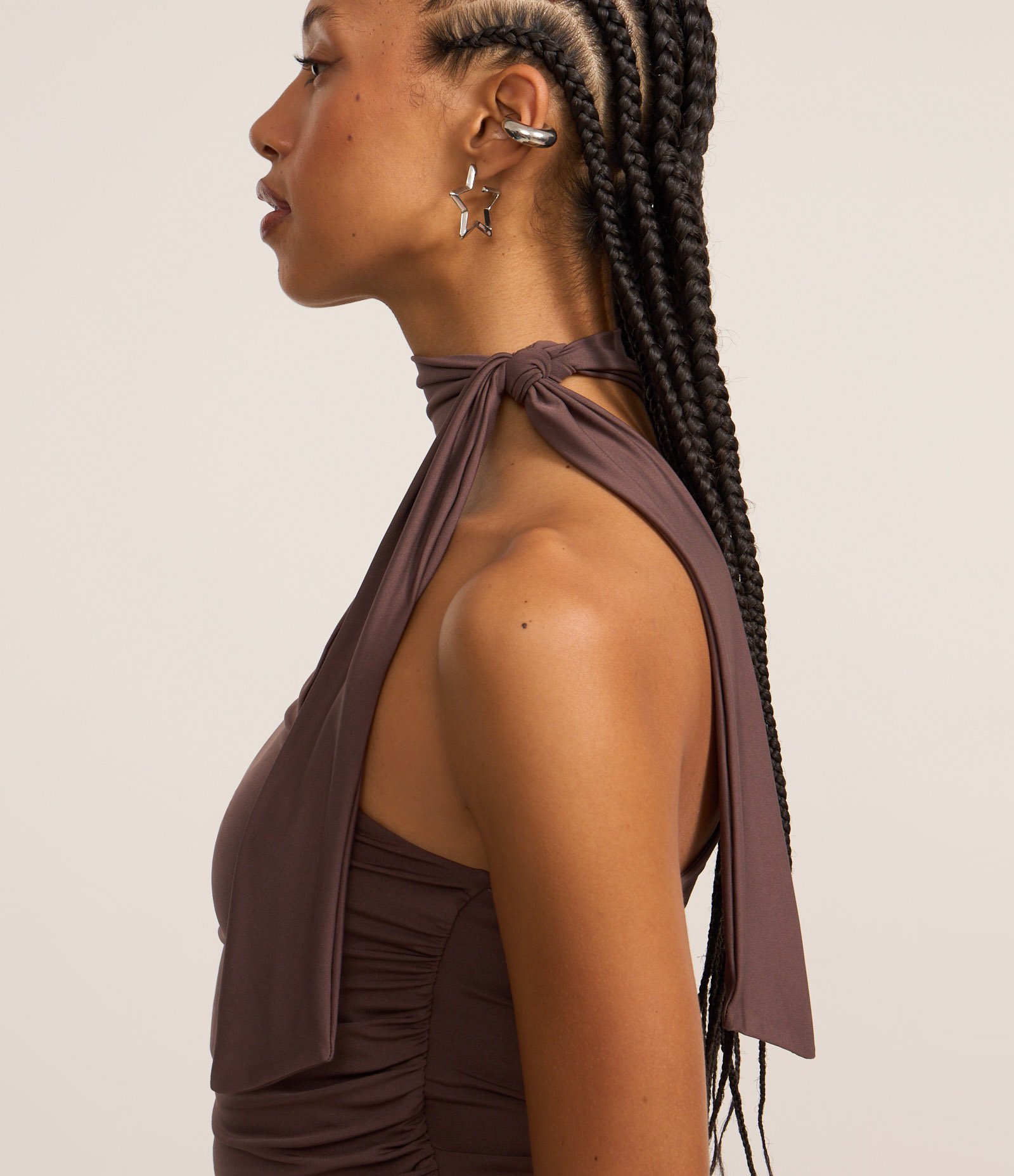 Blusa Ombro Só com Amarração na Gola Marrom 3