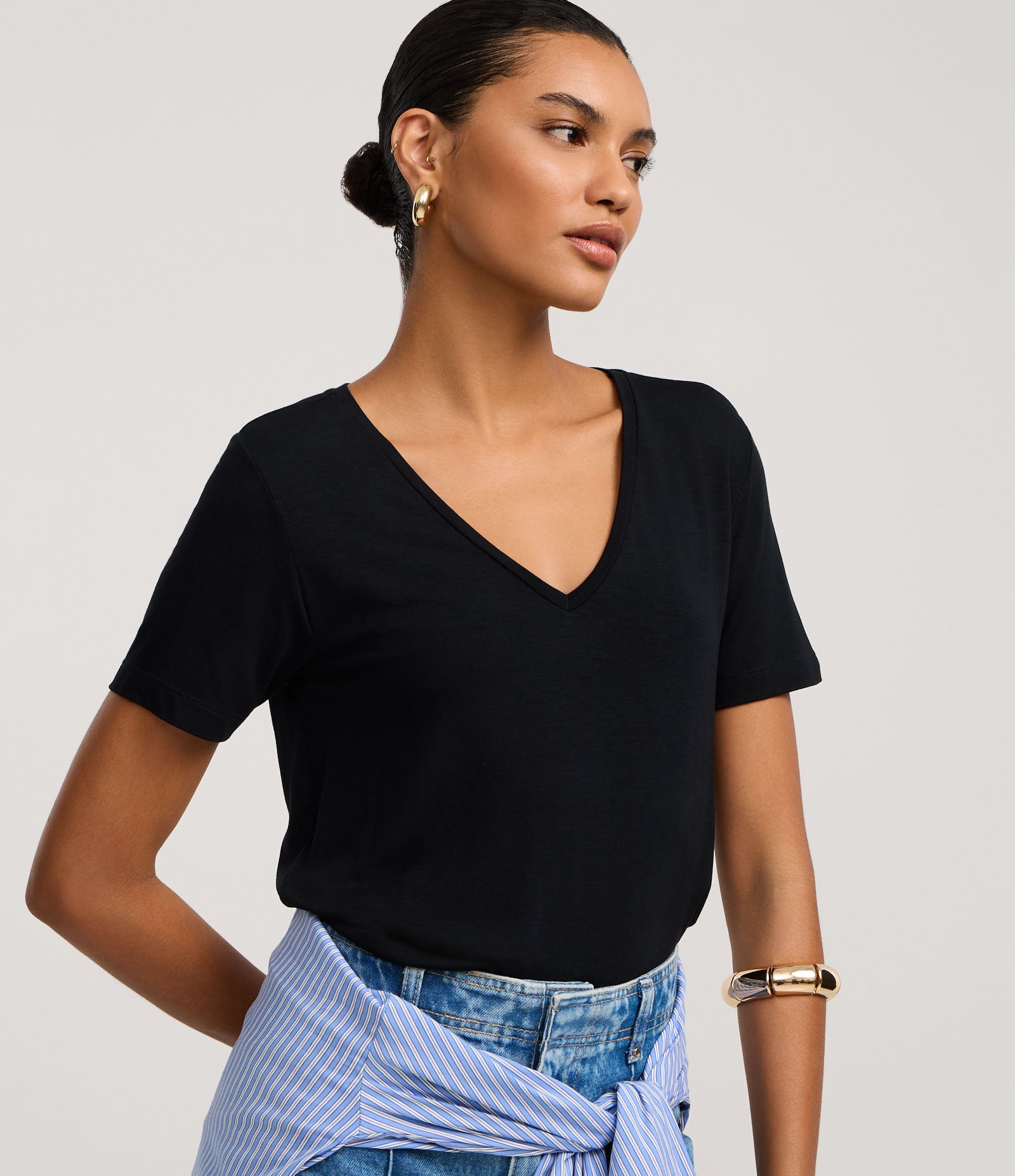 Blusa Básica em Viscose com Decote V Preto 1