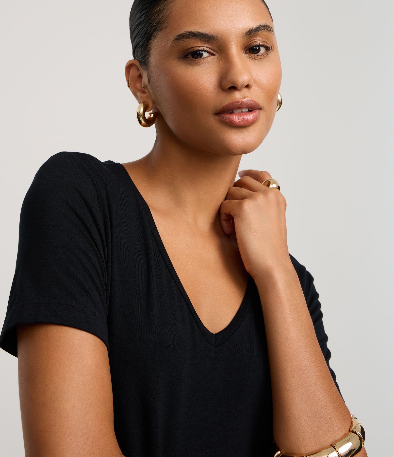 Blusa Básica em Viscose com Decote V Preto 3