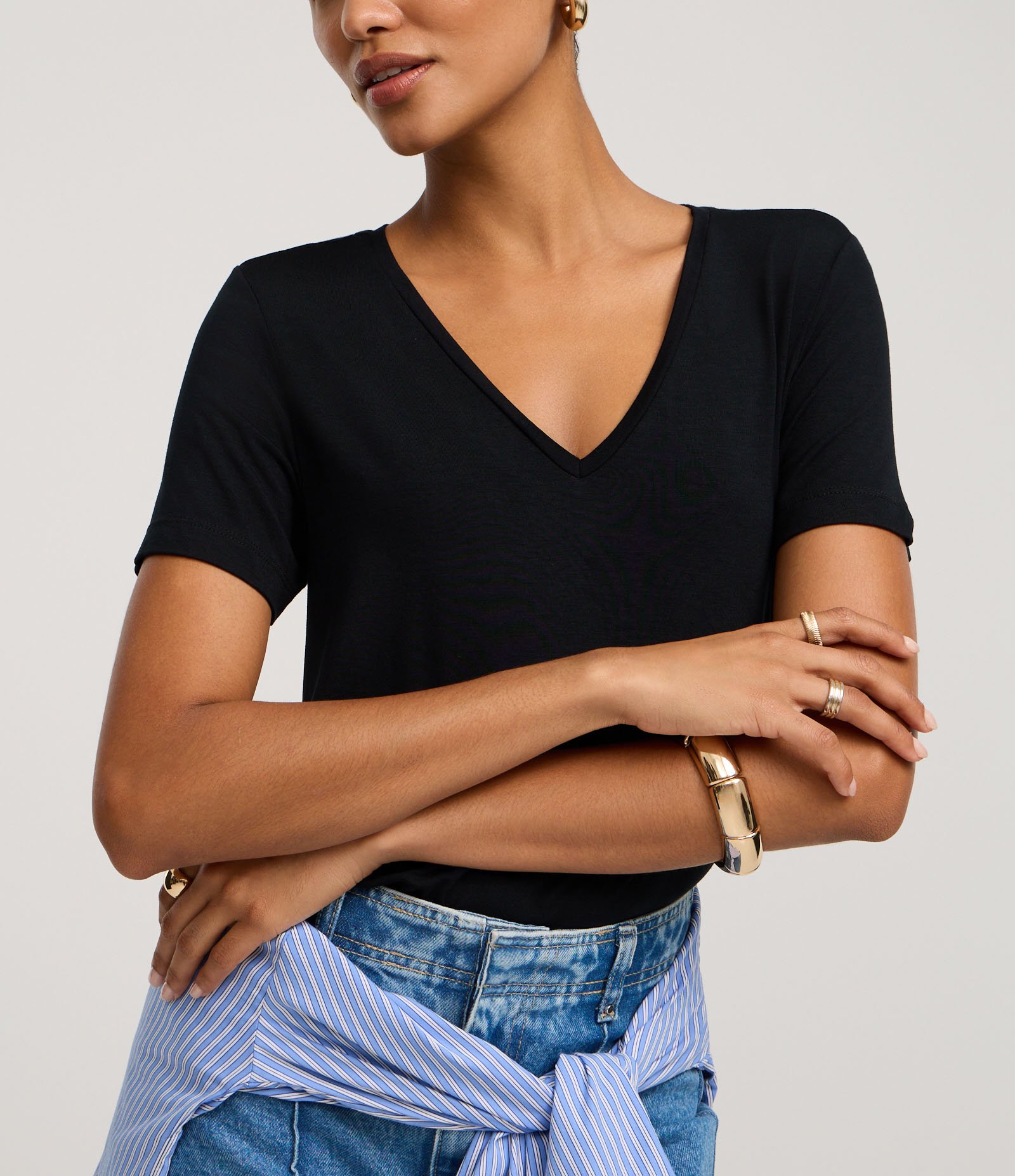 Blusa Básica em Viscose com Decote V Preto 4