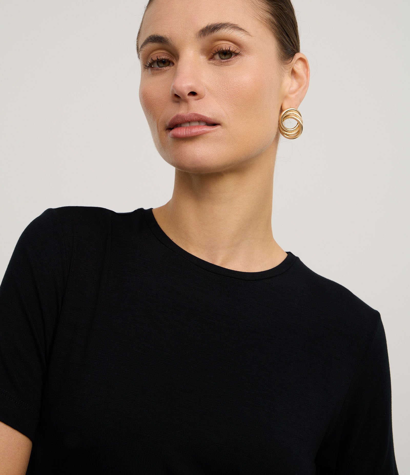 Blusa Básica em Viscose com Gola Redonda Preto 3