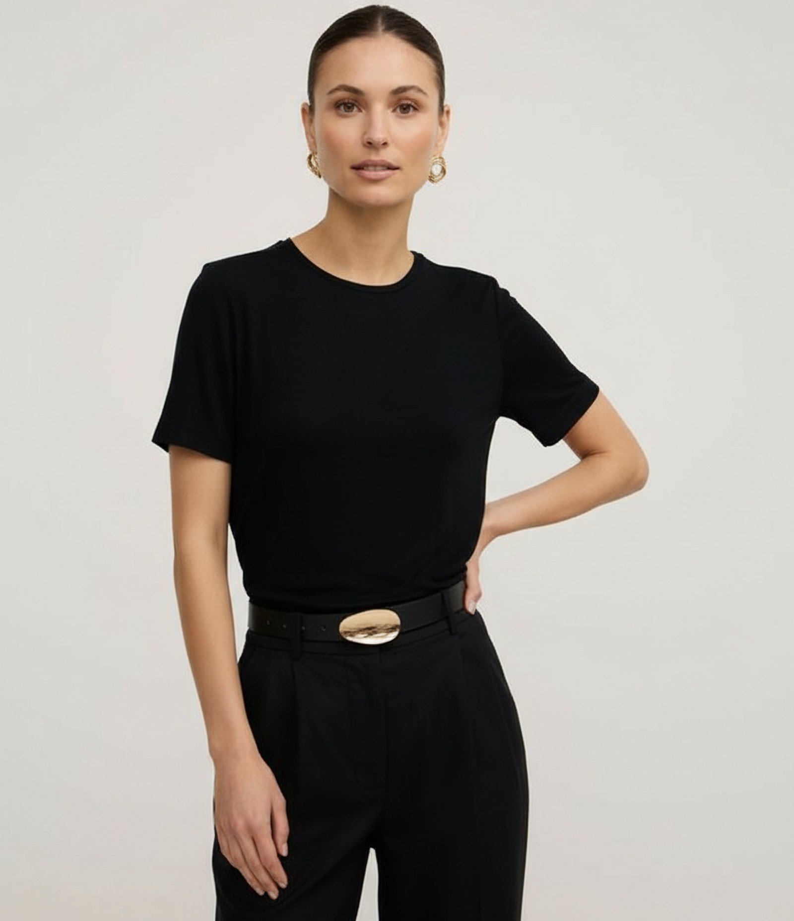 Blusa Básica em Viscose com Gola Redonda Preto 4