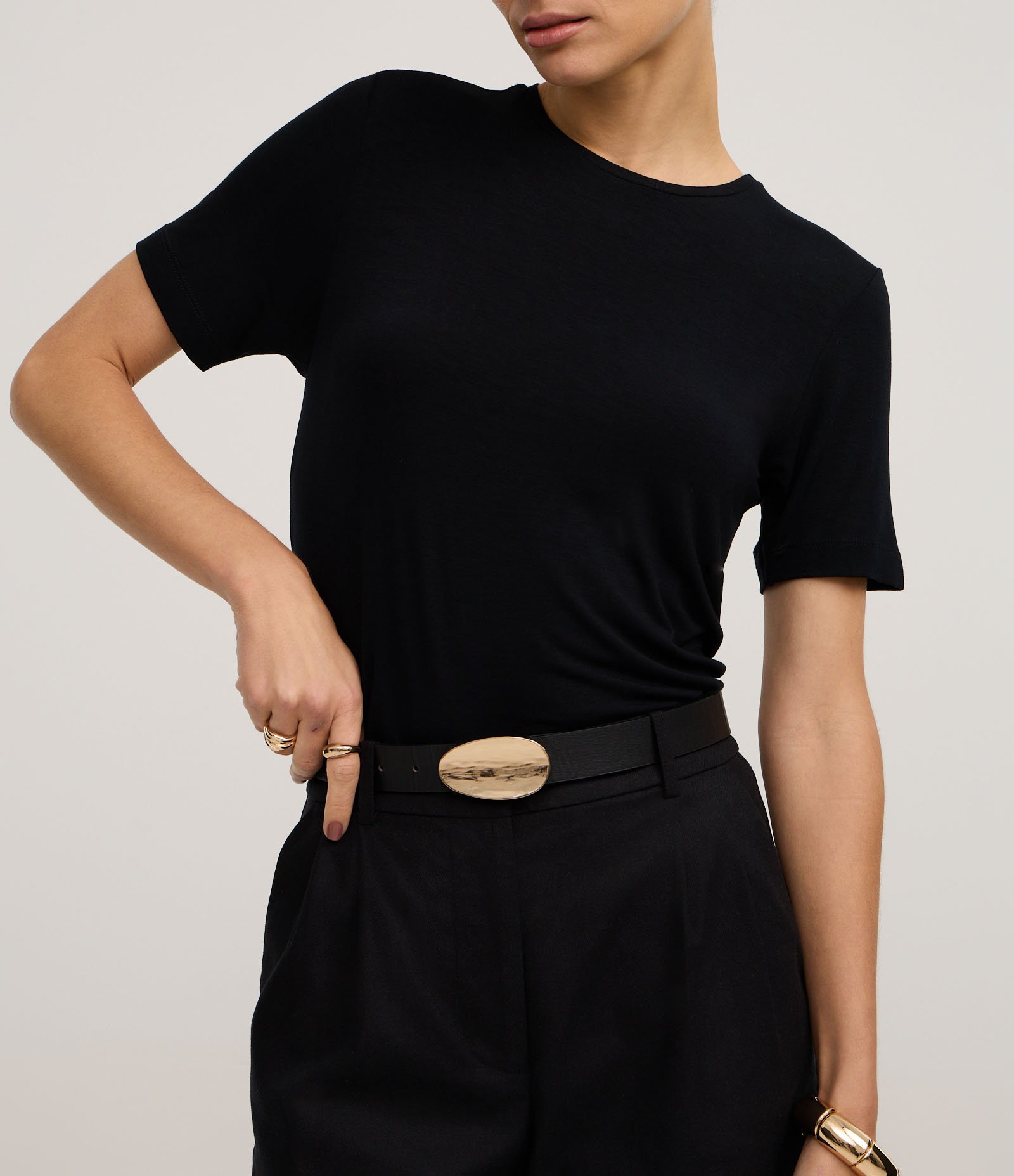Blusa Básica em Viscose com Gola Redonda Preto 5