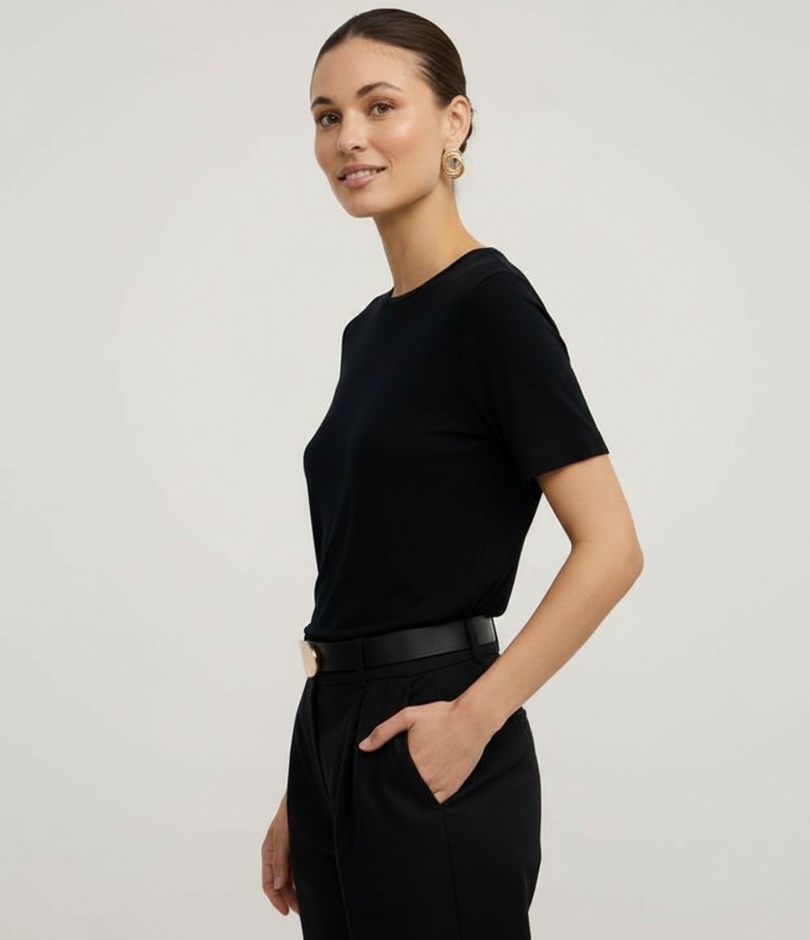 Blusa Básica em Viscose com Gola Redonda Preto 6
