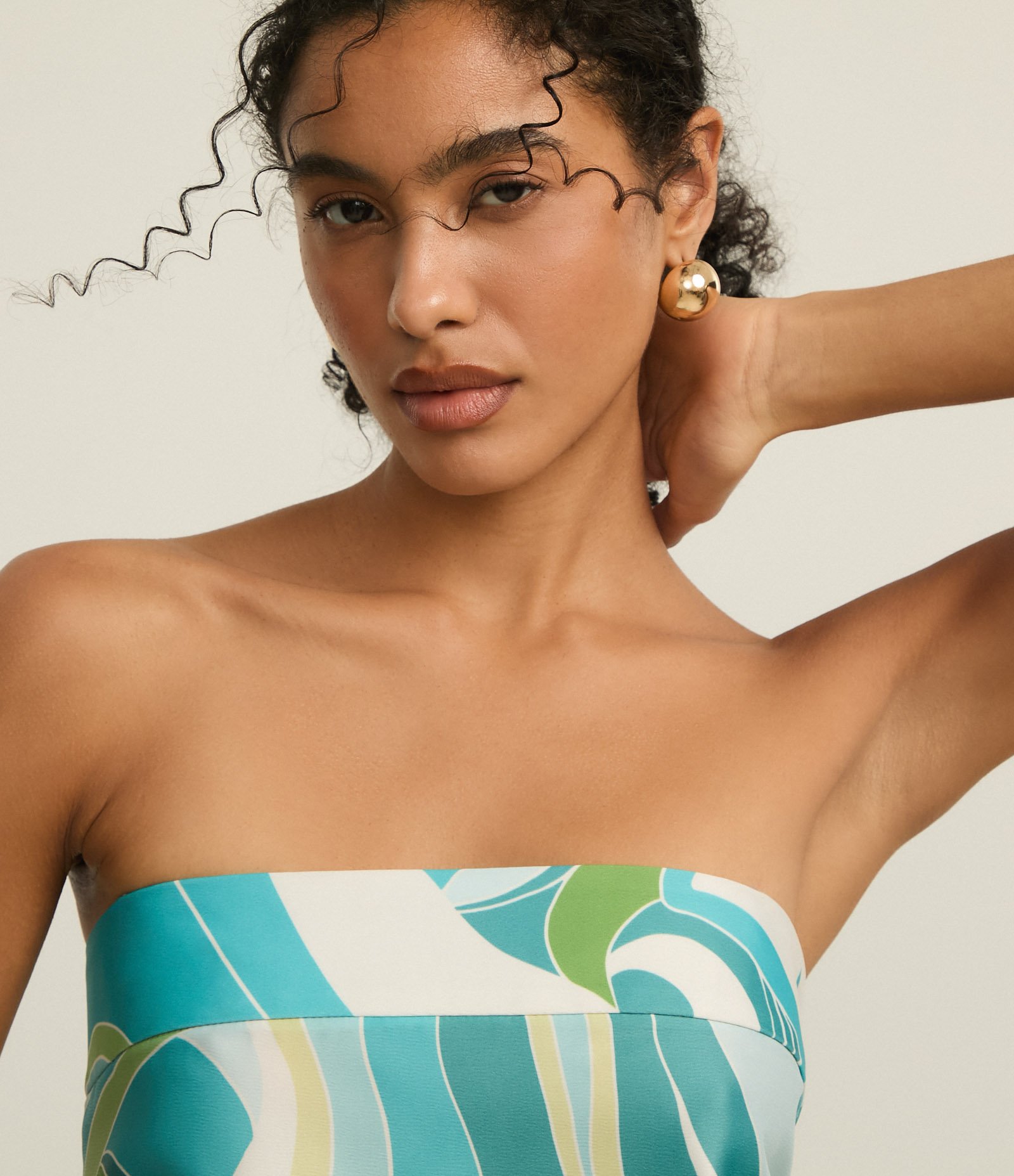 Blusa Lenço Tomara que Caia em Cetim com Estampa Abstrata Branco/Verde/Azul 4