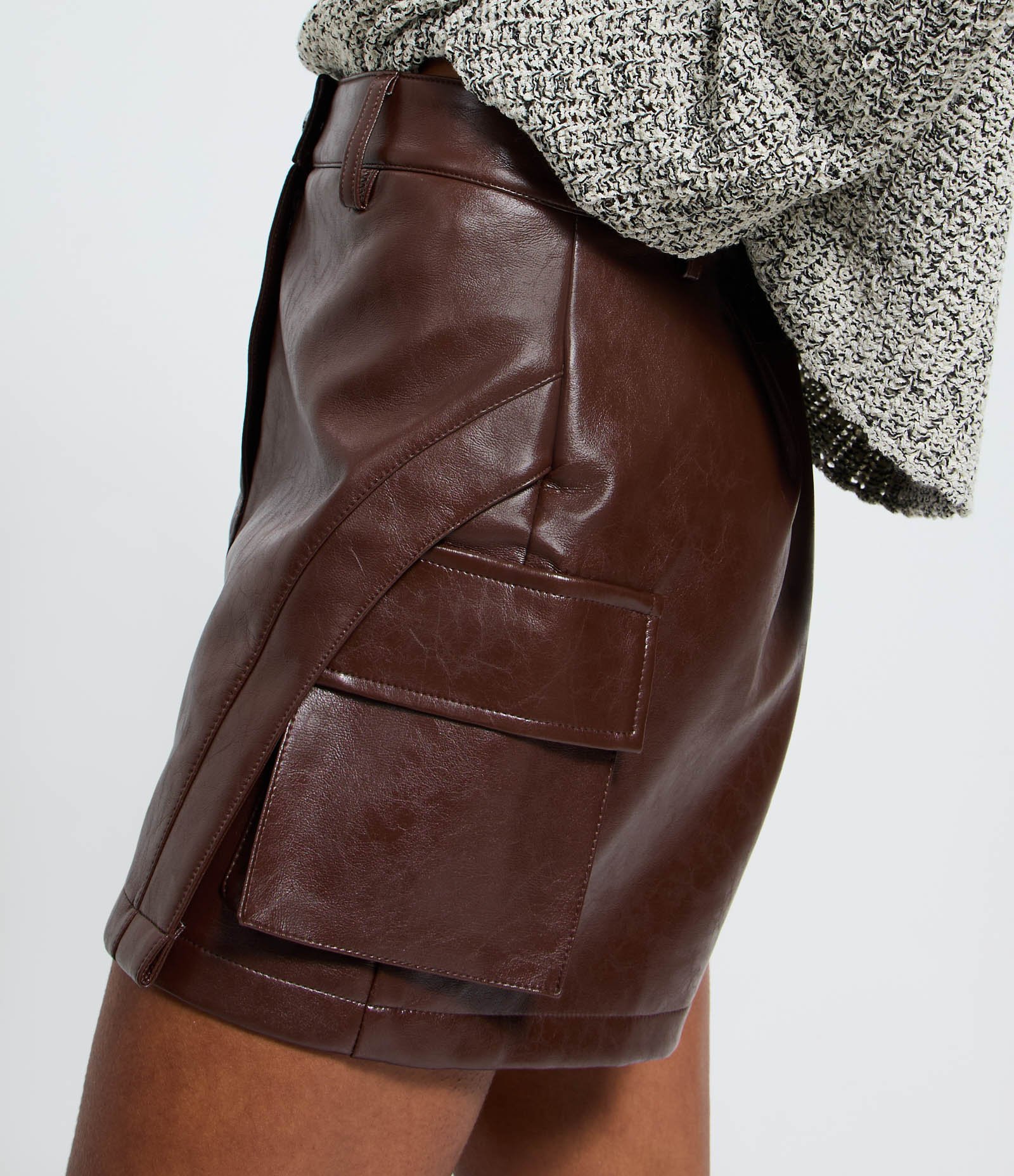 Short Saia em PU com Bolsos Marrom 3