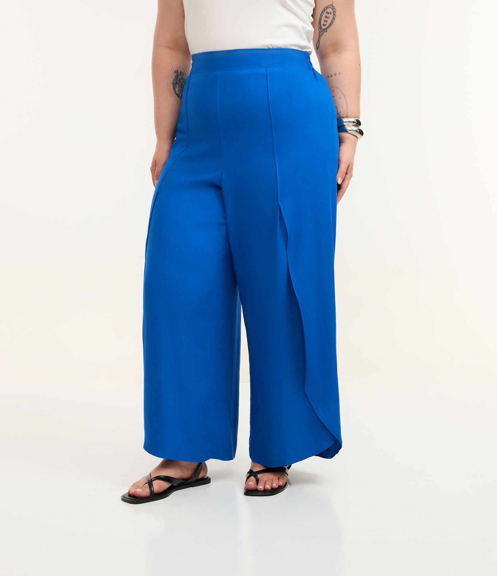 Calça Pantacourt em Viscose com Fenda Frontal Curve & Plus Size Azul 2