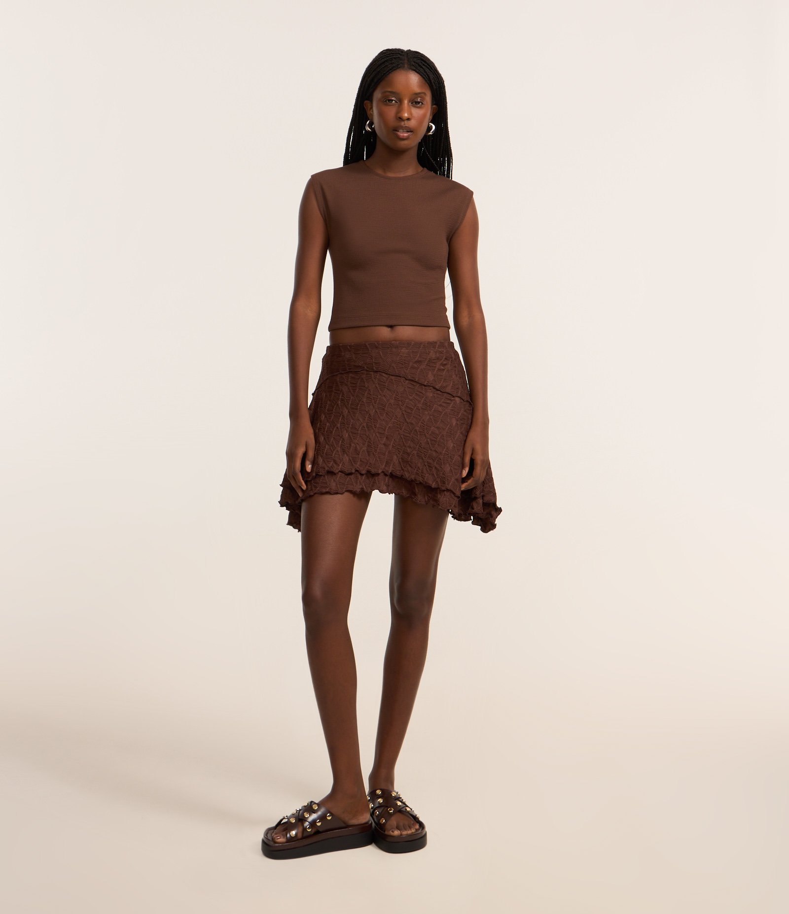Saia Curta Evasê com Texturas e Sobreposições com Barra Assimétrica Marrom 1