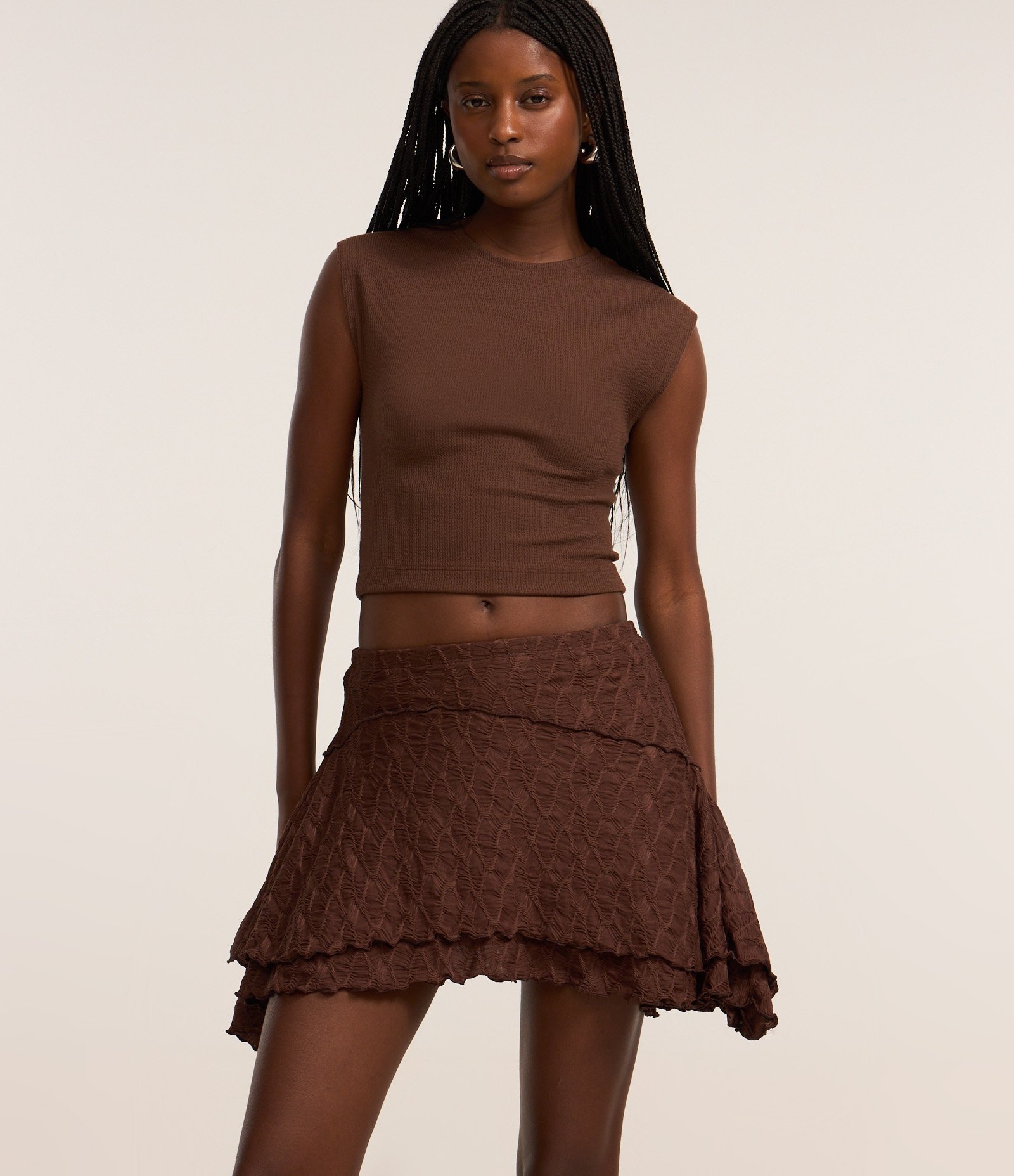 Saia Curta Evasê com Texturas e Sobreposições com Barra Assimétrica Marrom 2