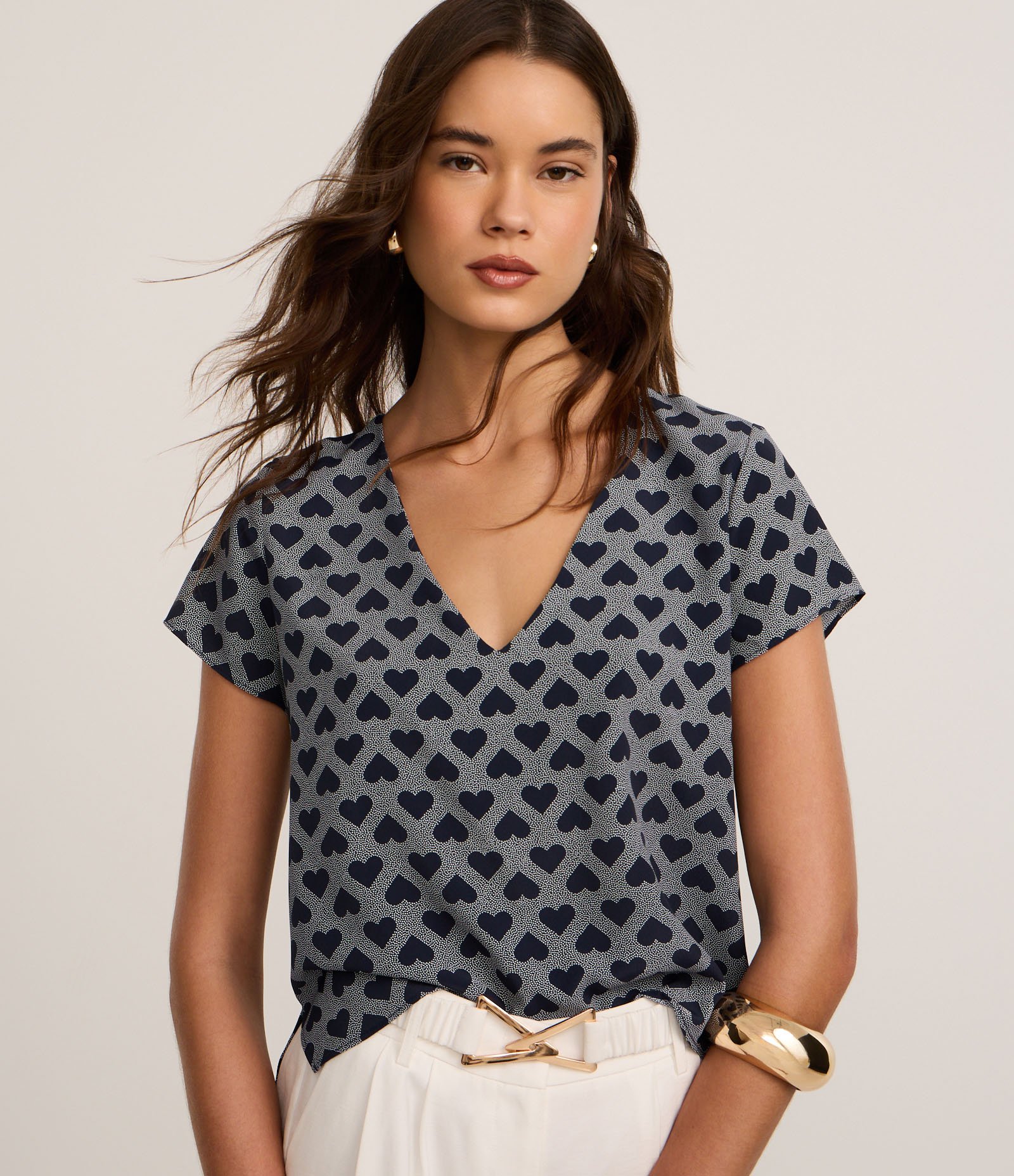 Blusa em Crepe com Decote V e Estampa Corações Azul 1