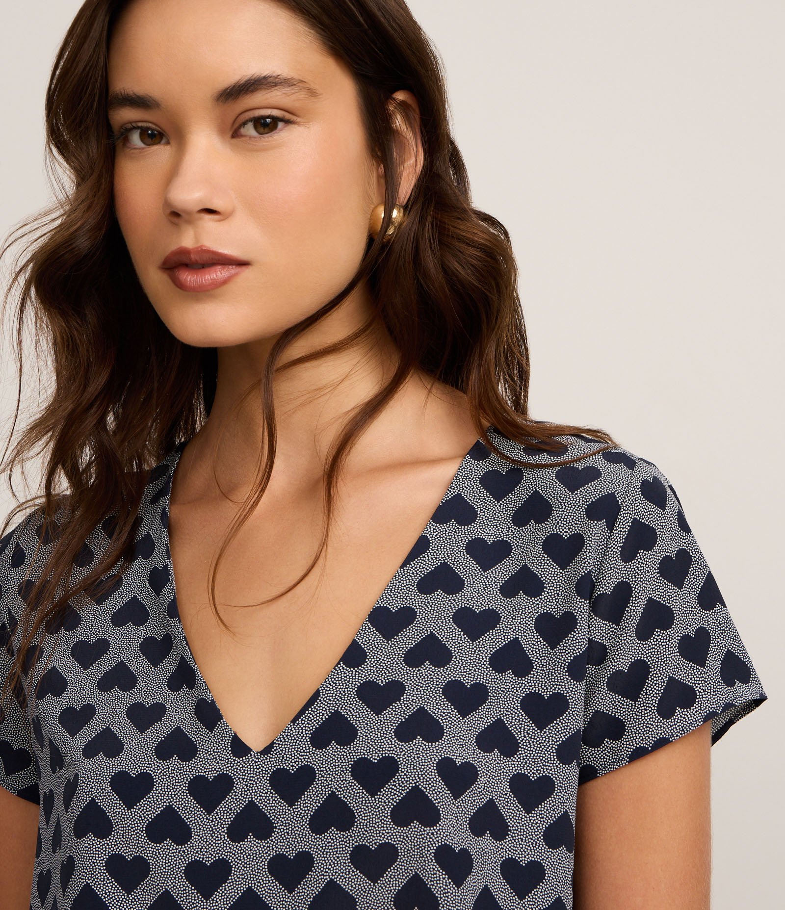 Blusa em Crepe com Decote V e Estampa Corações Azul 3