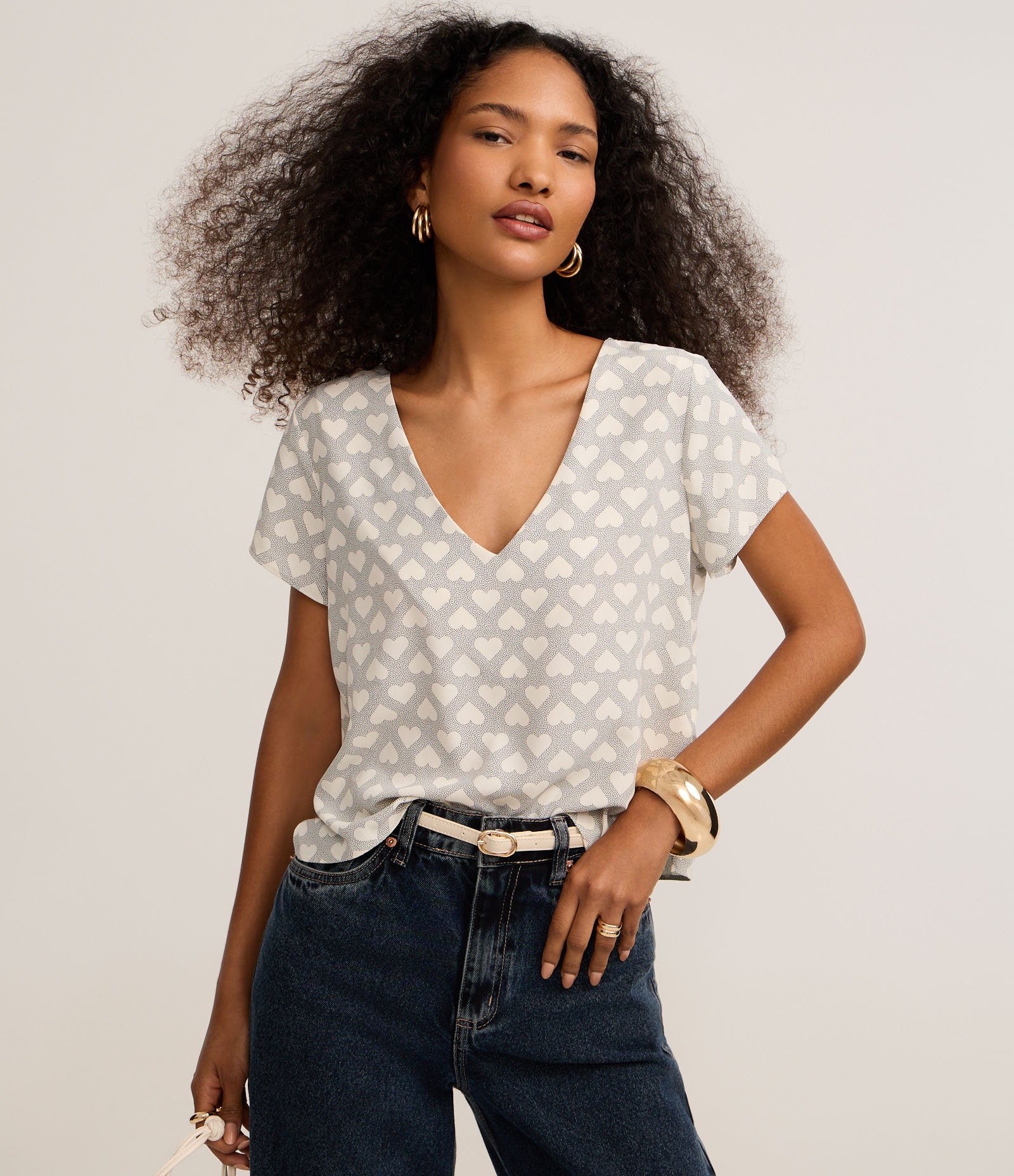 Blusa em Crepe com Decote V e Estampa Corações Cinza/Branco 1