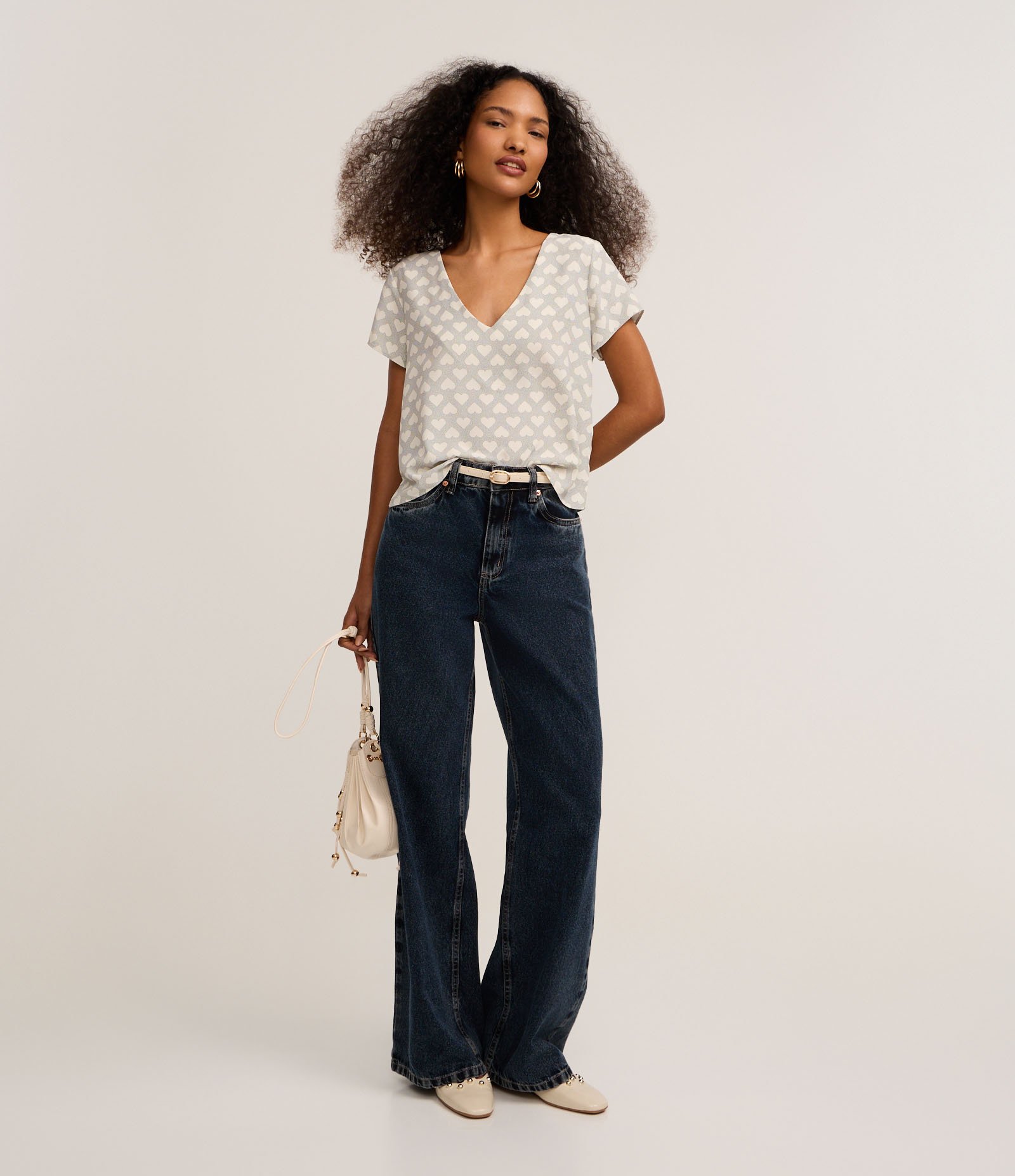 Blusa em Crepe com Decote V e Estampa Corações Cinza/Branco 2