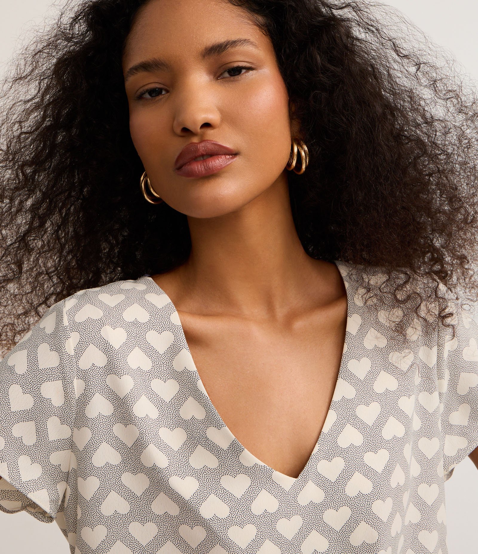 Blusa em Crepe com Decote V e Estampa Corações Cinza/Branco 3