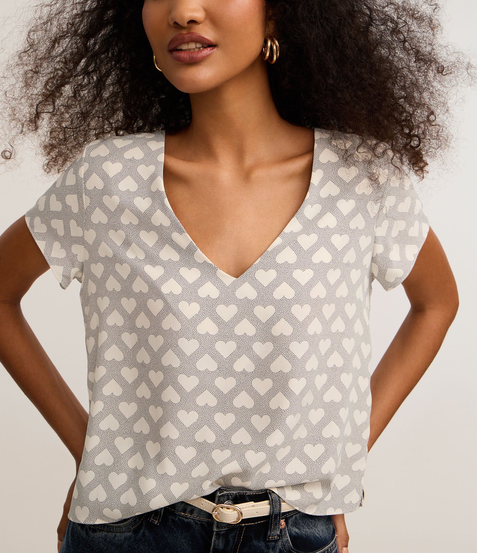 Blusa em Crepe com Decote V e Estampa Corações Cinza/Branco 4