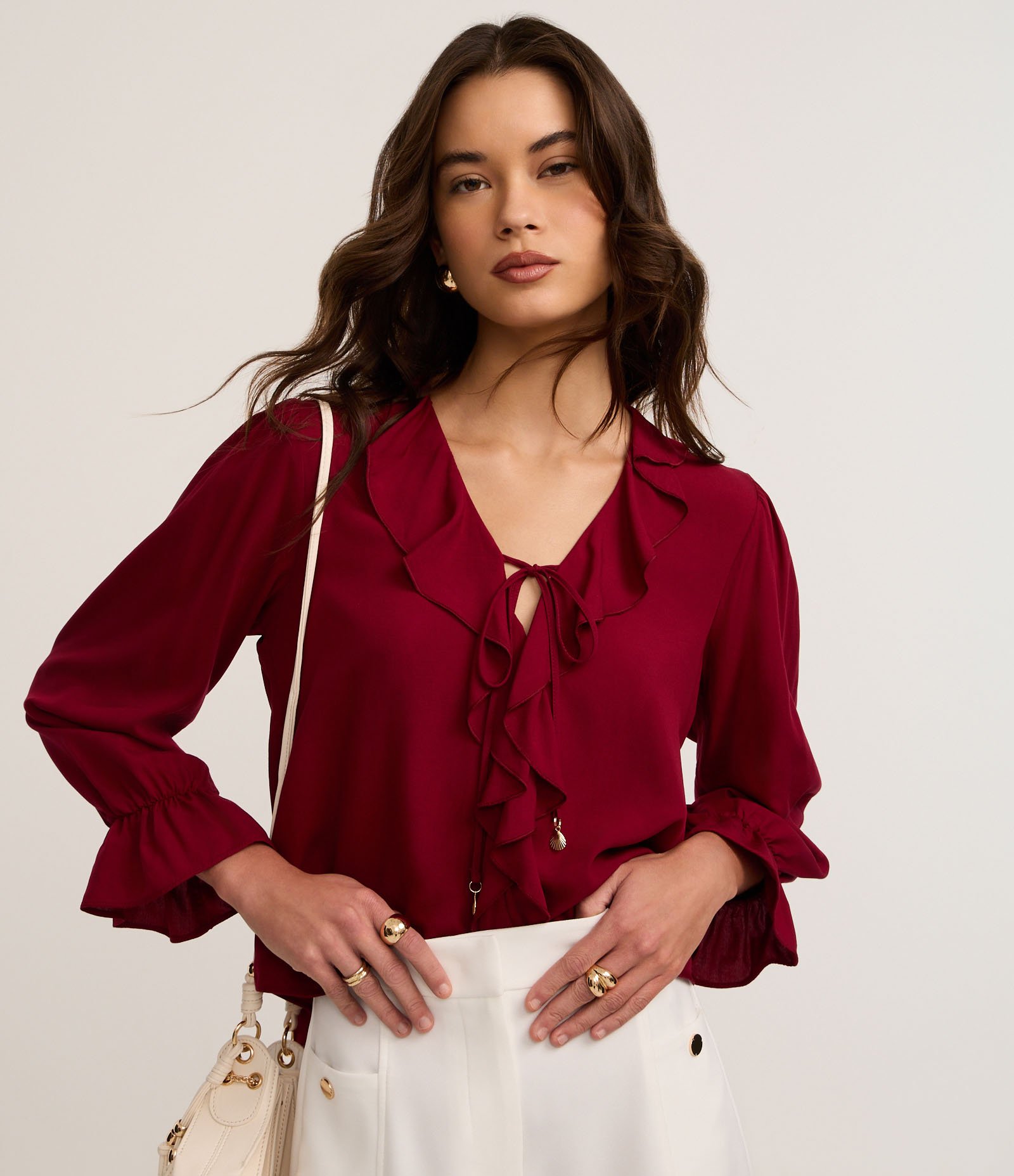 Blusa em Viscose com Babados no Decote e Punho Vermelho 1